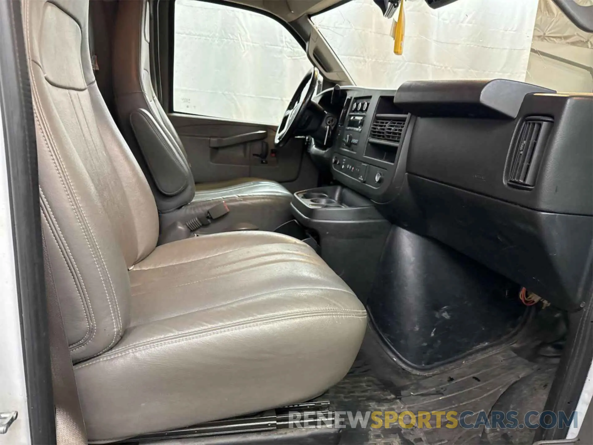 9 Photograph of a damaged car 1GCZGGFP5K1332660 CHEVROLET EXPRESS G3500 2019