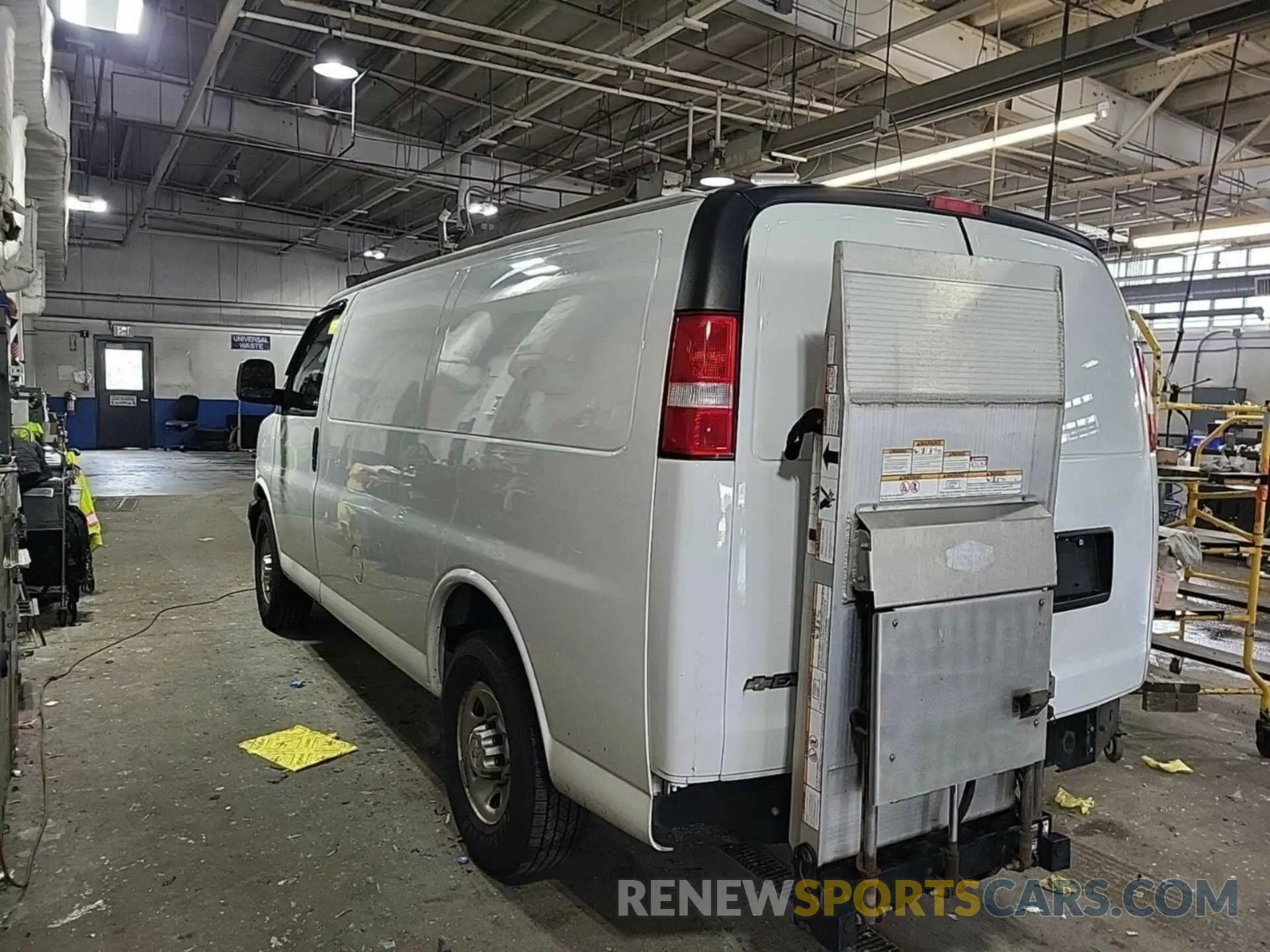 28 Photograph of a damaged car 1GCZGGFP8K1324939 CHEVROLET EXPRESS G3500 2019