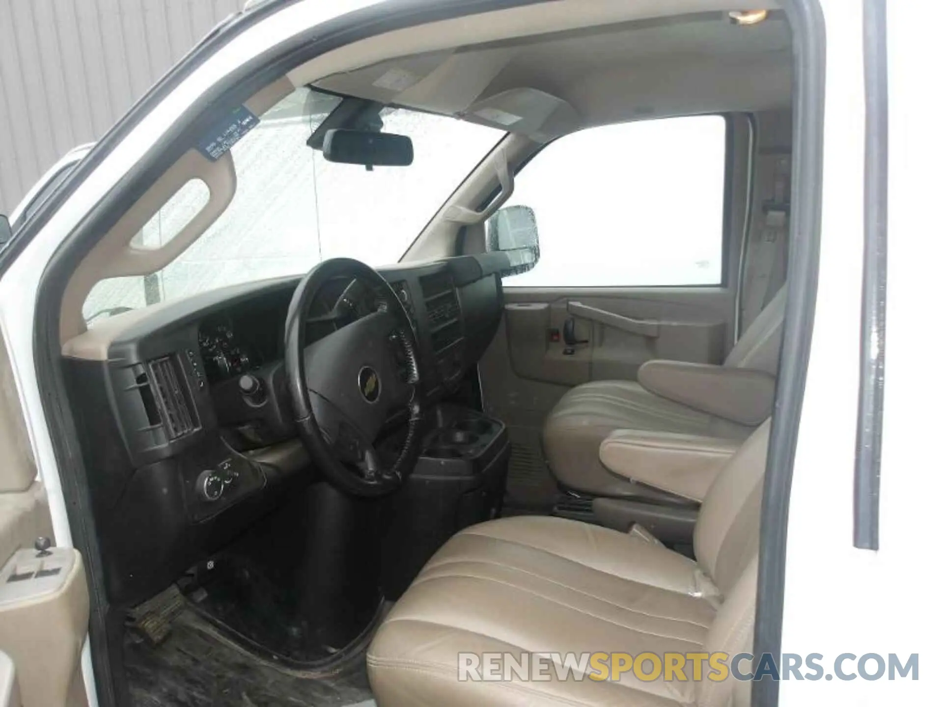 10 Photograph of a damaged car 1GCZGGFP5L1276656 CHEVROLET EXPRESS G3500 2020