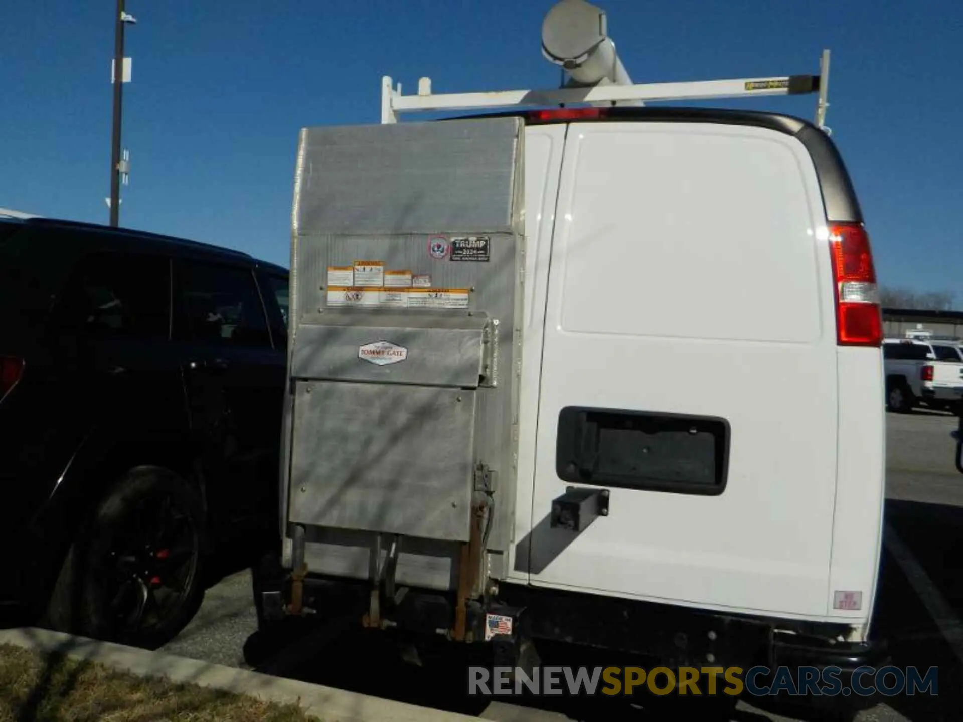 3 Photograph of a damaged car 1GCZGGFP5L1276656 CHEVROLET EXPRESS G3500 2020