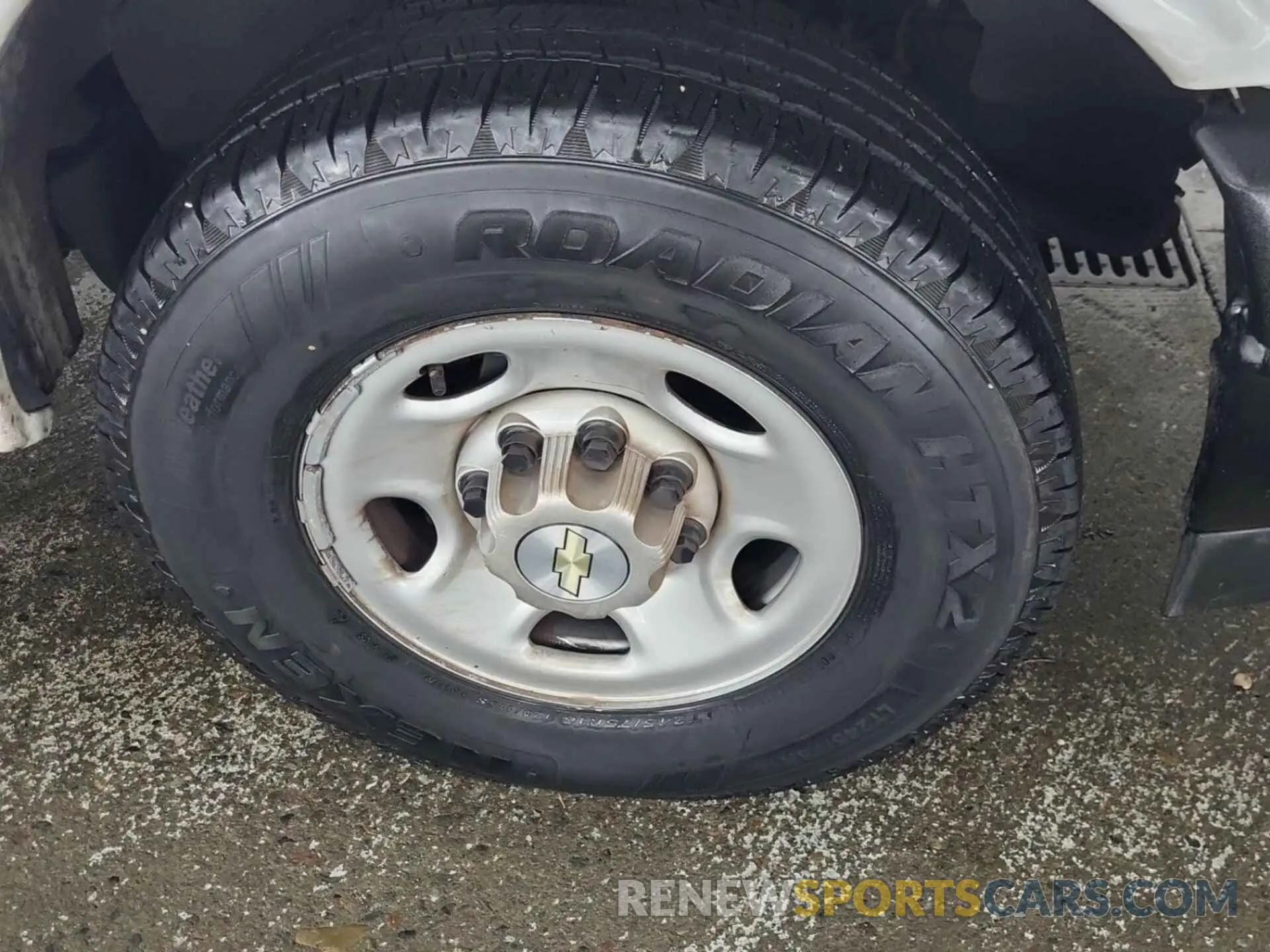 28 Photograph of a damaged car 1GCZGGFP7L1276769 CHEVROLET EXPRESS G3500 2020