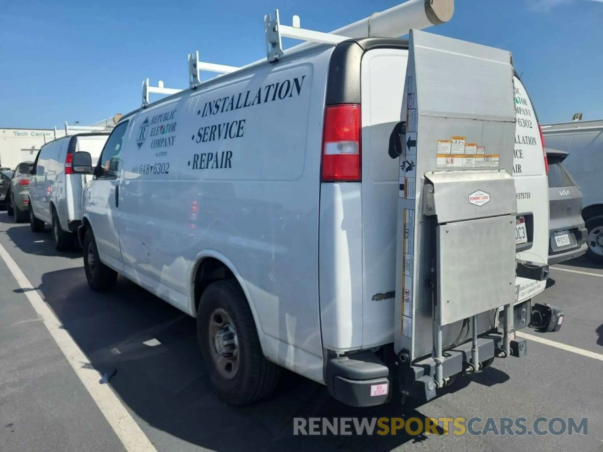 4 Photograph of a damaged car 1GCZGGFP7L1276769 CHEVROLET EXPRESS G3500 2020