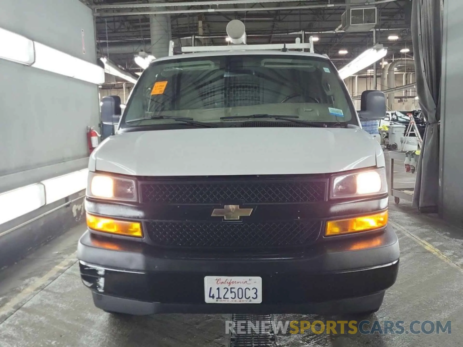 6 Photograph of a damaged car 1GCZGGFP7L1276769 CHEVROLET EXPRESS G3500 2020