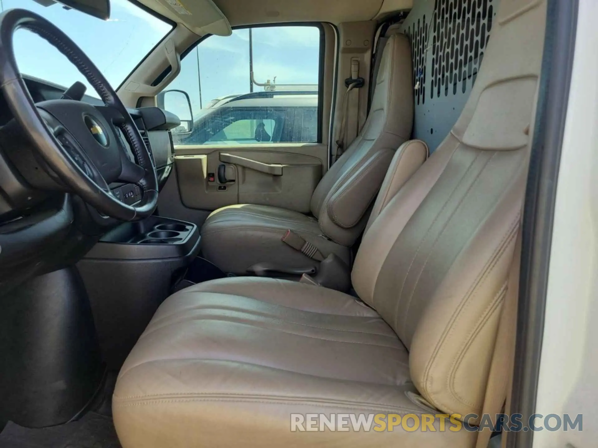 8 Photograph of a damaged car 1GCZGGFP7L1276769 CHEVROLET EXPRESS G3500 2020