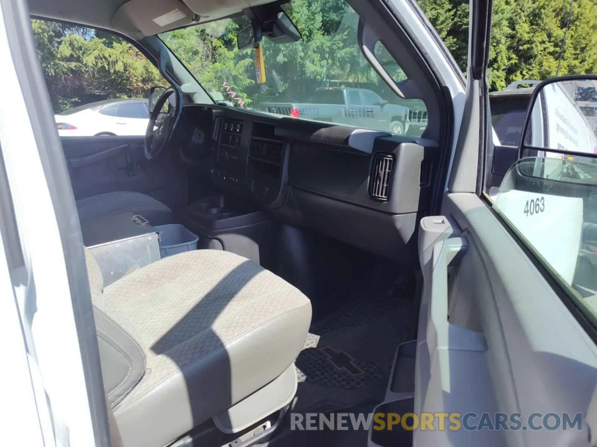 11 Photograph of a damaged car 1GCZGGFP8L1248799 CHEVROLET EXPRESS G3500 2020