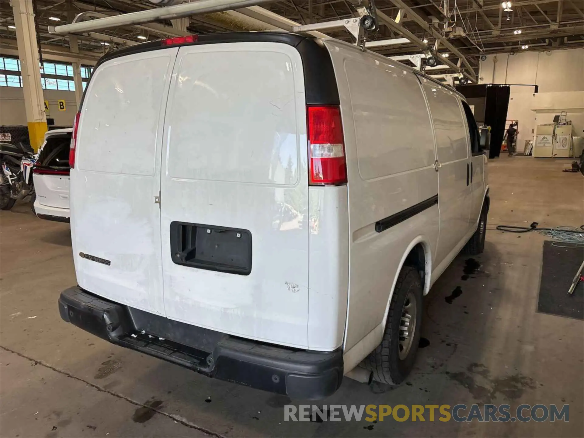 4 Photograph of a damaged car 1GCZGGFP8L1248799 CHEVROLET EXPRESS G3500 2020