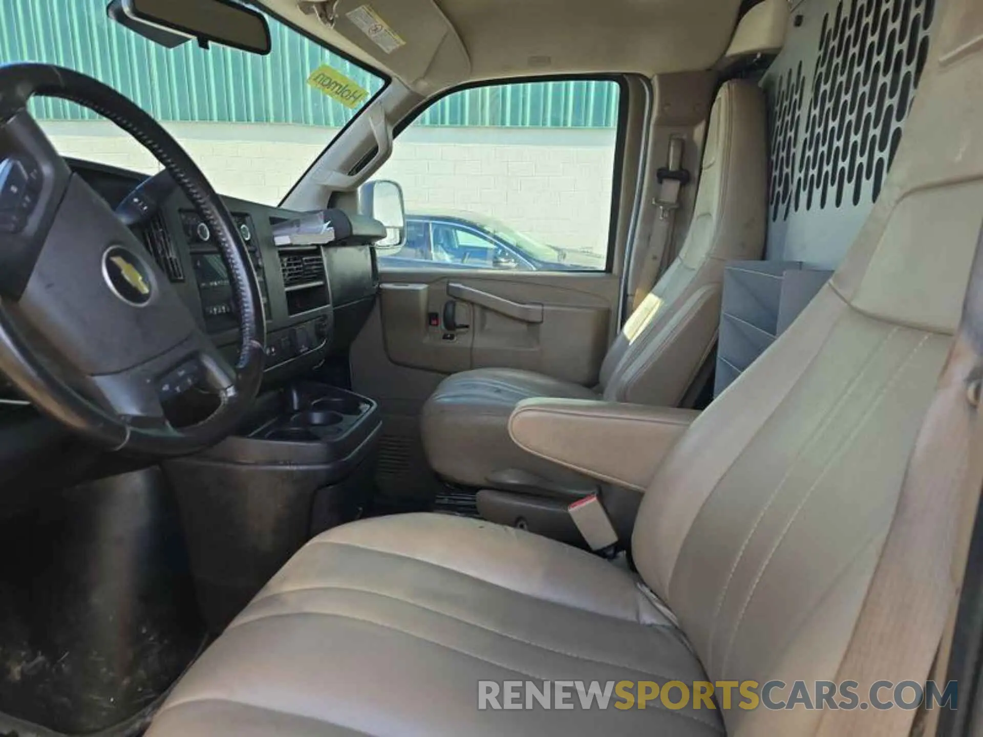 4 Photograph of a damaged car 1GCZGGFPXL1276541 CHEVROLET EXPRESS G3500 2020