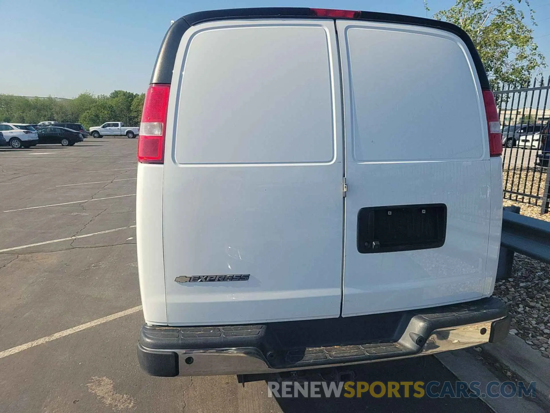 18 Photograph of a damaged car 1GCZGHF16M1312681 CHEVROLET EXPRESS G3500 2021