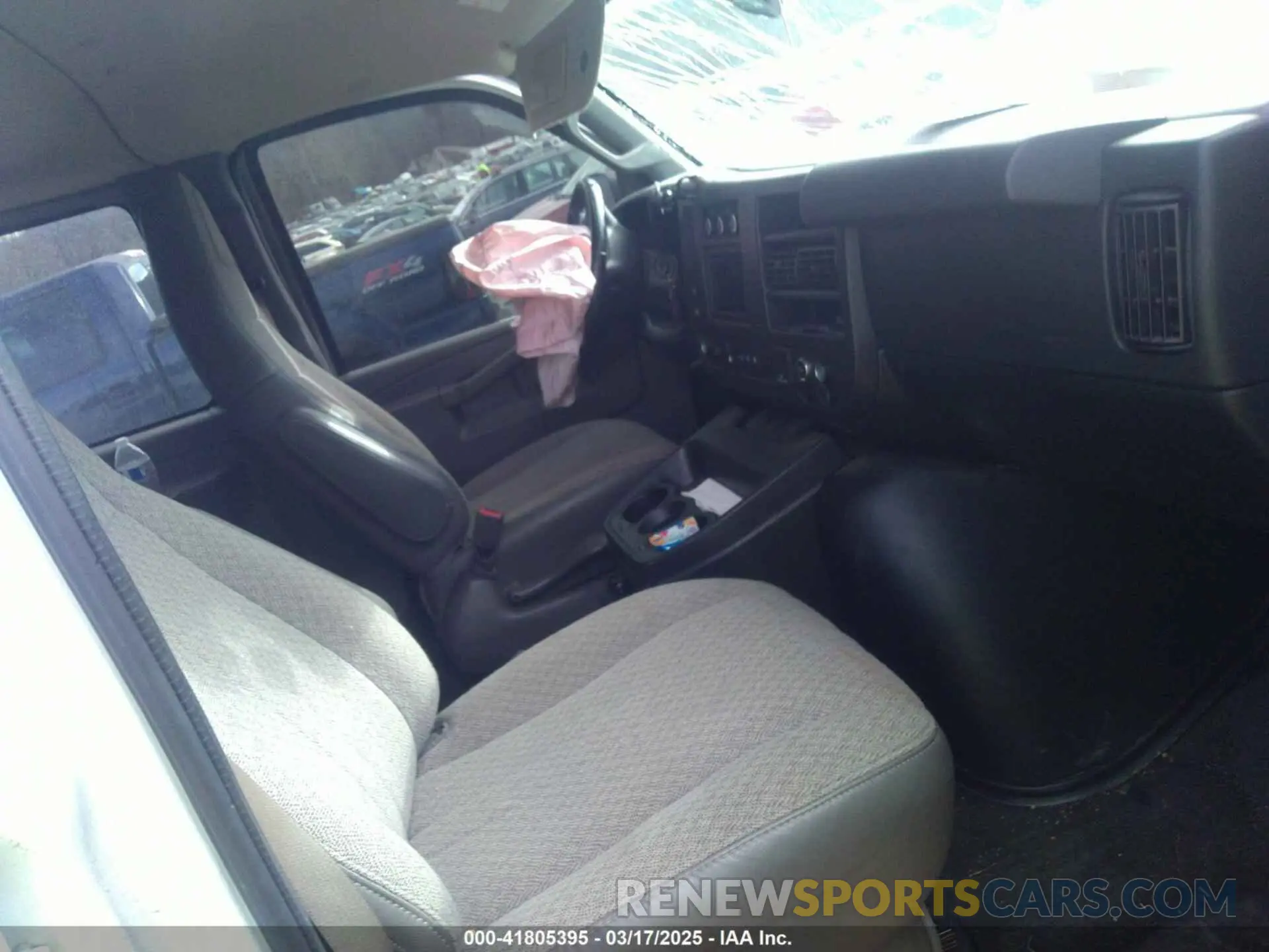 5 Photograph of a damaged car 1GAWGFF14L1153609 CHEVROLET EXPRESS PASSENGER 2020
