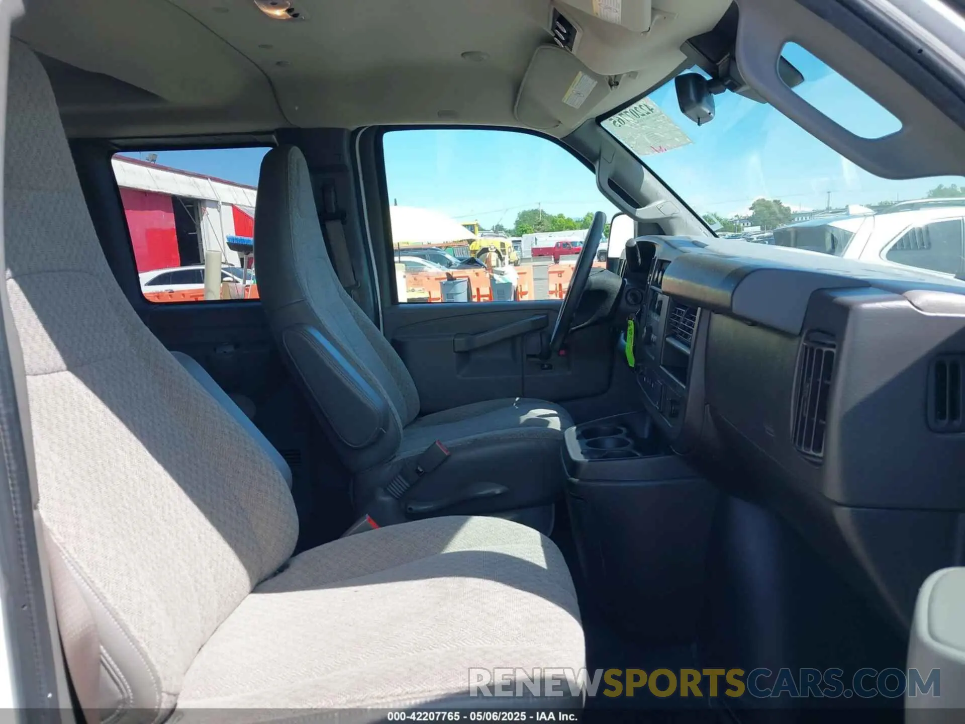 5 Photograph of a damaged car 1GAWGFFGXL1155840 CHEVROLET EXPRESS PASSENGER 2020