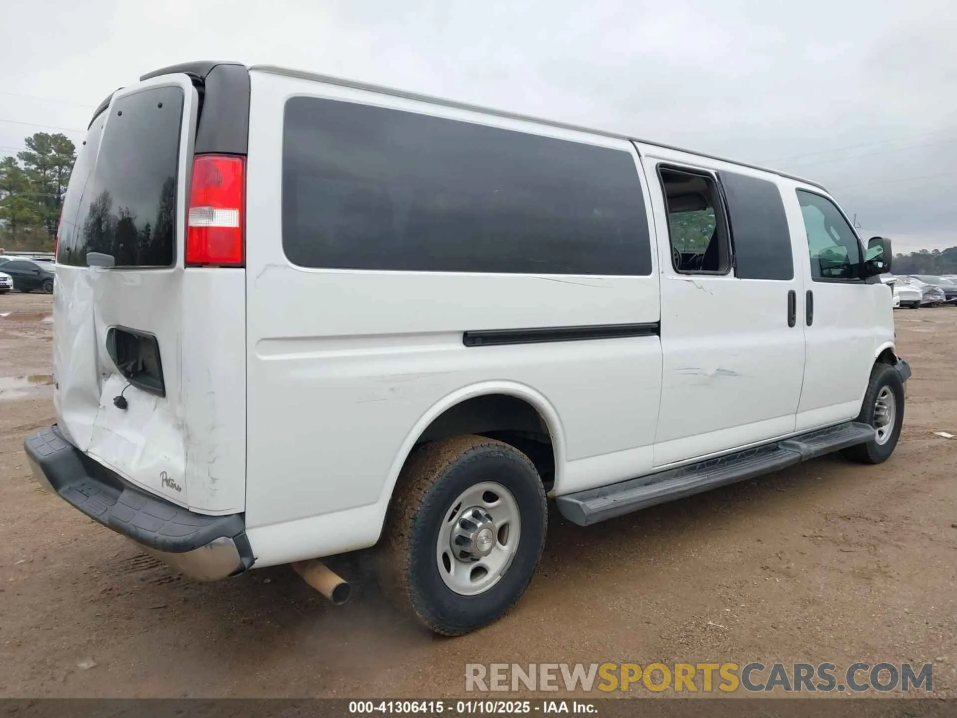 4 Photograph of a damaged car 1GAZGPFG4L1121251 CHEVROLET EXPRESS PASSENGER 2020