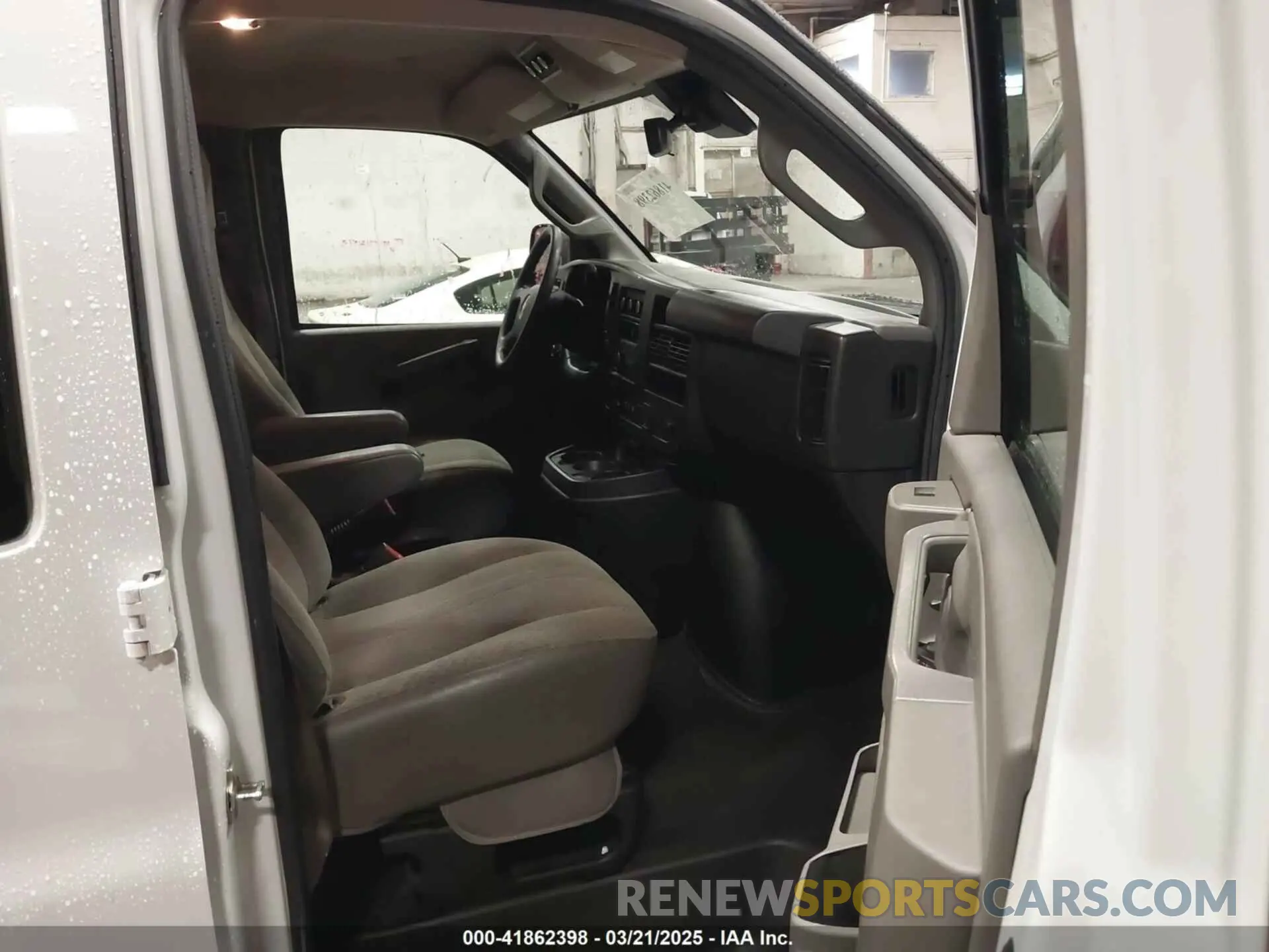 5 Photograph of a damaged car 1GAZGPFG7L1182805 CHEVROLET EXPRESS PASSENGER 2020