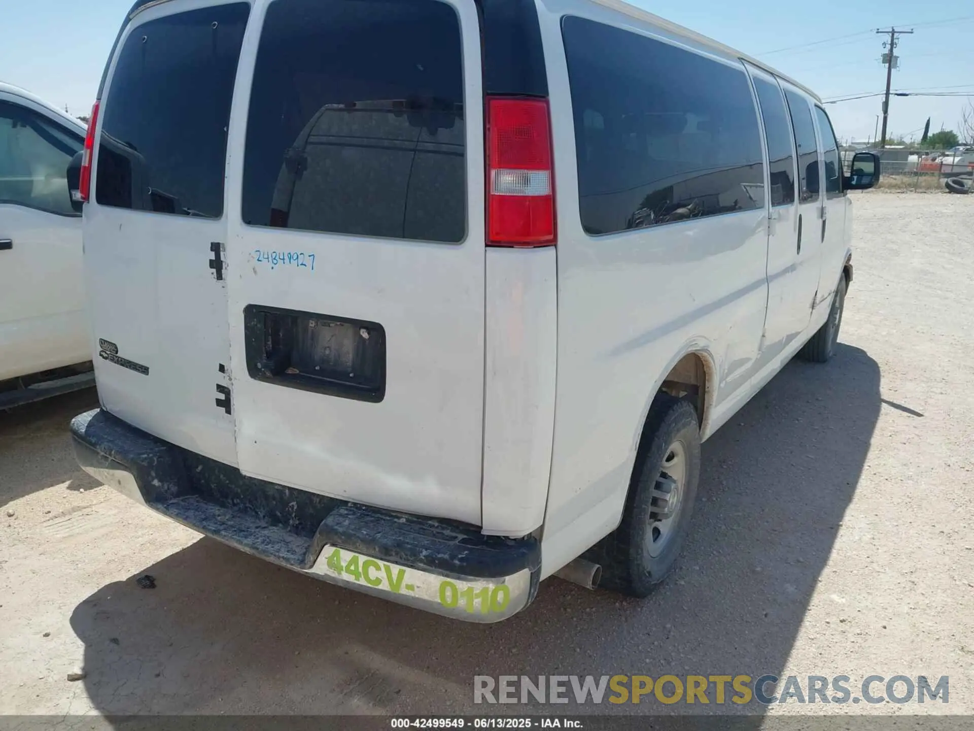 4 Photograph of a damaged car 1GAZGPFP6L1230617 CHEVROLET EXPRESS PASSENGER 2020
