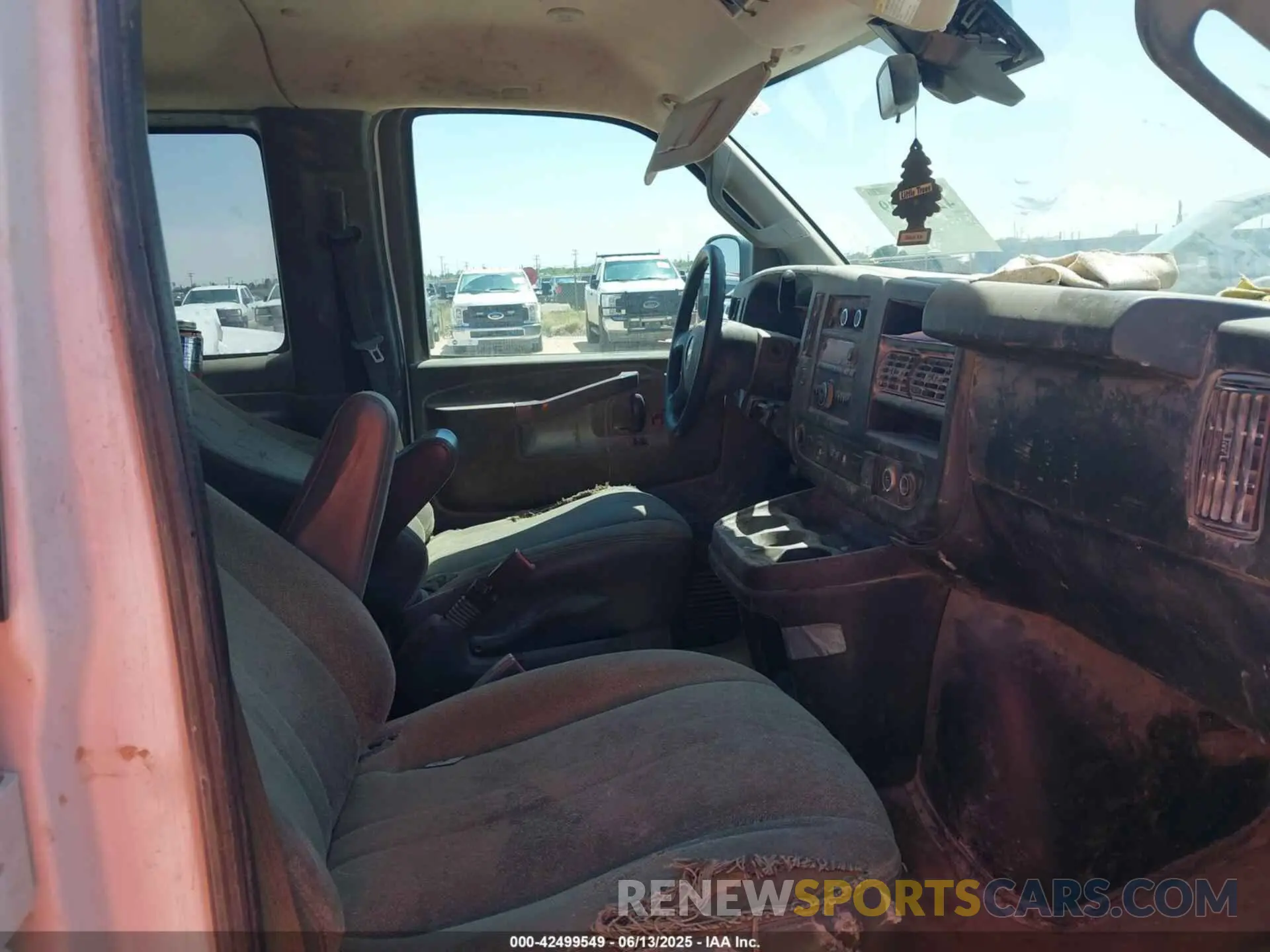 5 Photograph of a damaged car 1GAZGPFP6L1230617 CHEVROLET EXPRESS PASSENGER 2020
