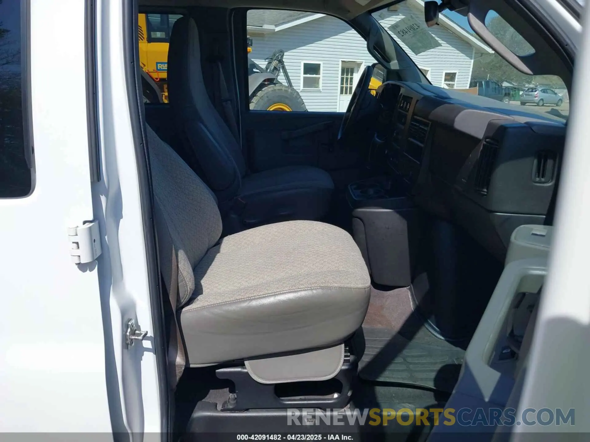 5 Photograph of a damaged car 1GAZGPF79M1309779 CHEVROLET EXPRESS PASSENGER 2021