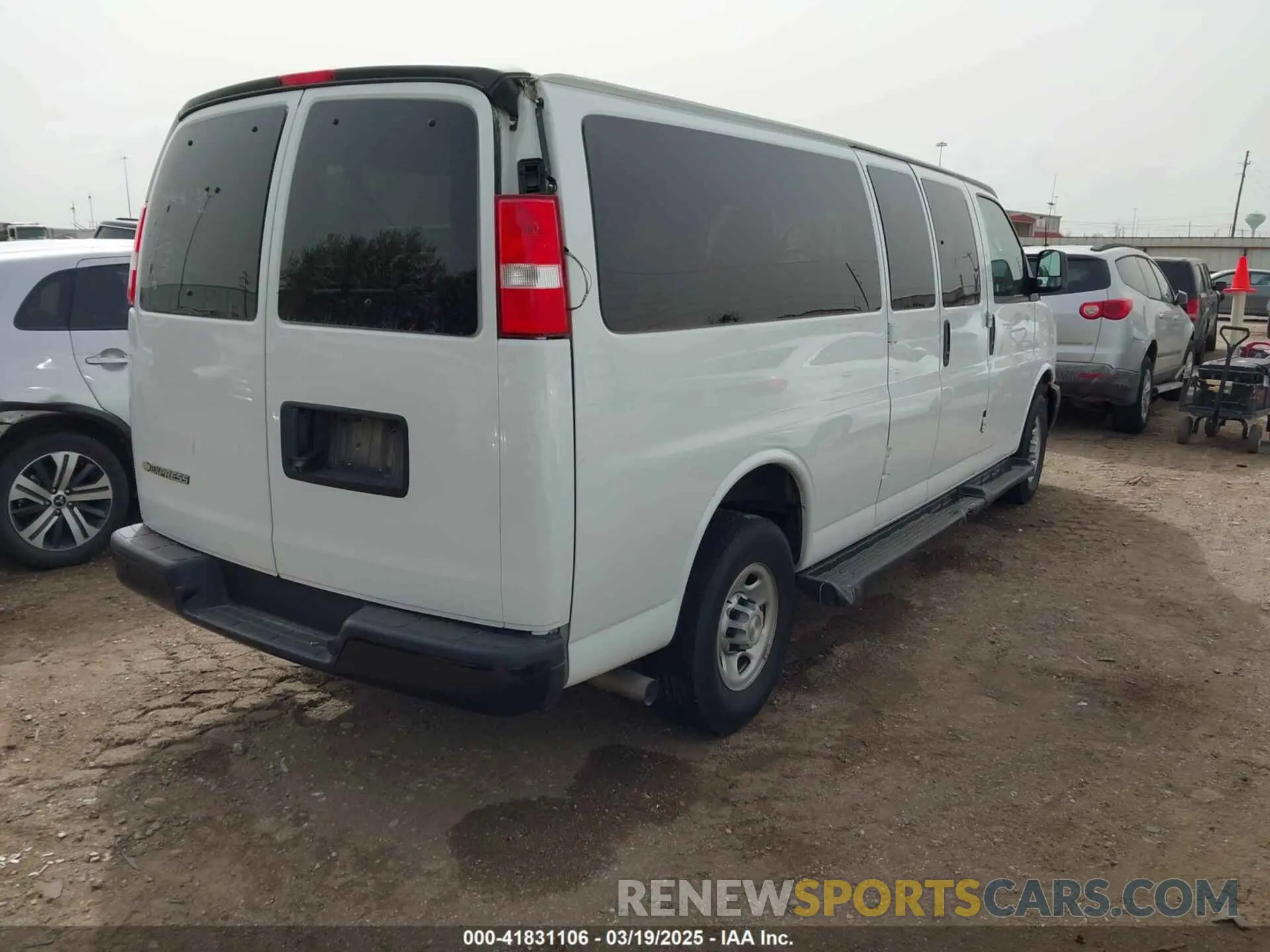 4 Photograph of a damaged car 1GAZGNFPXN1284736 CHEVROLET EXPRESS PASSENGER 2022