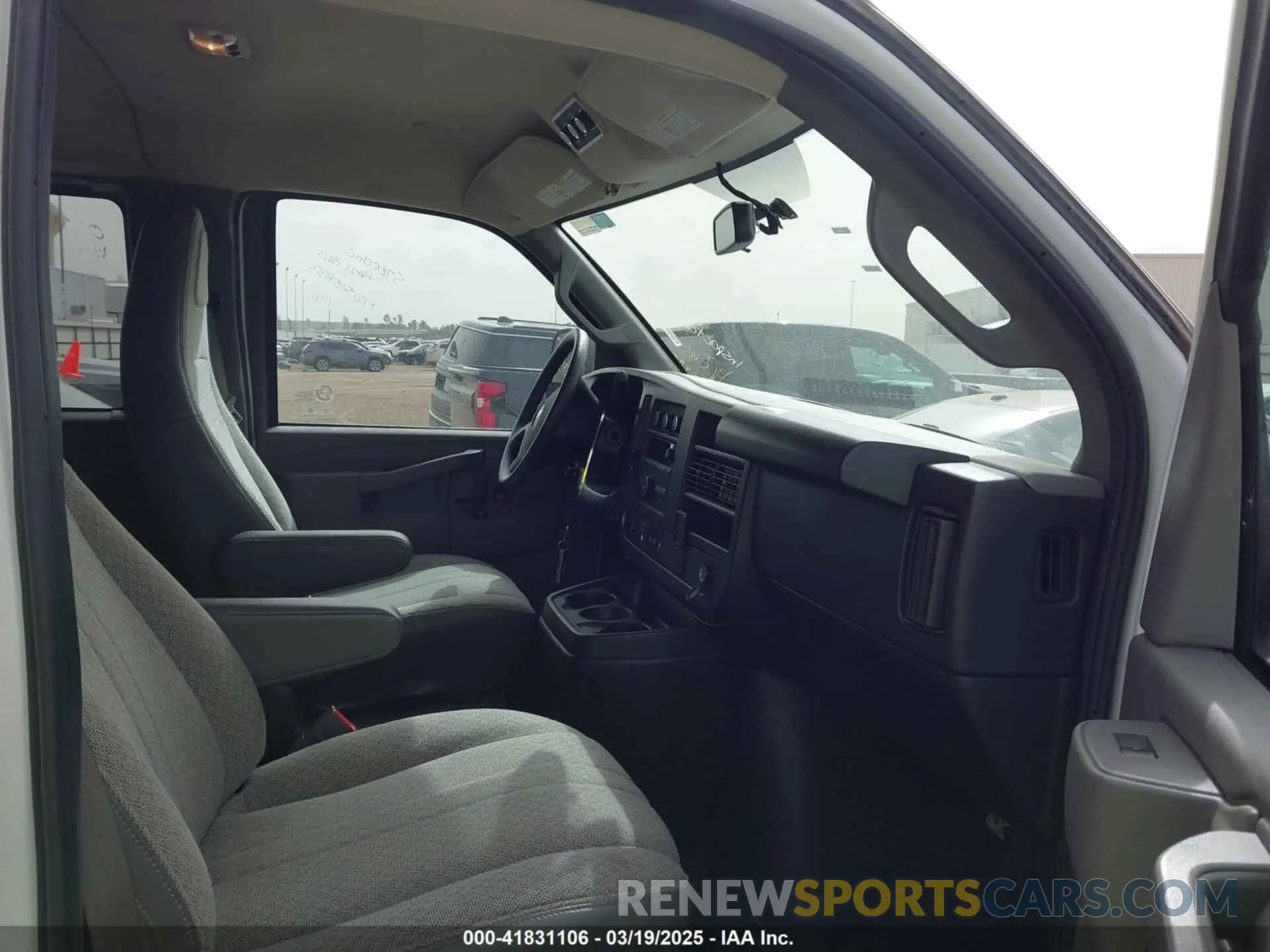 5 Photograph of a damaged car 1GAZGNFPXN1284736 CHEVROLET EXPRESS PASSENGER 2022