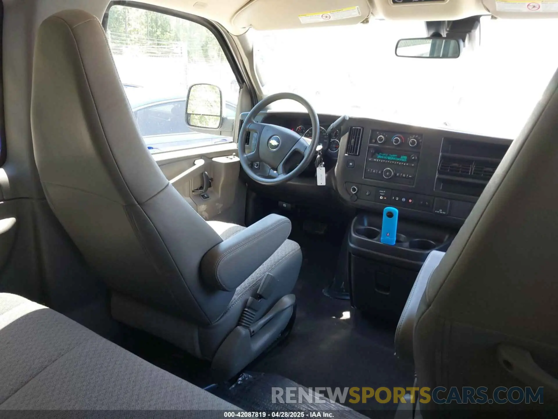 5 Photograph of a damaged car 1GAZGPF79S1100720 CHEVROLET EXPRESS PASSENGER 2025