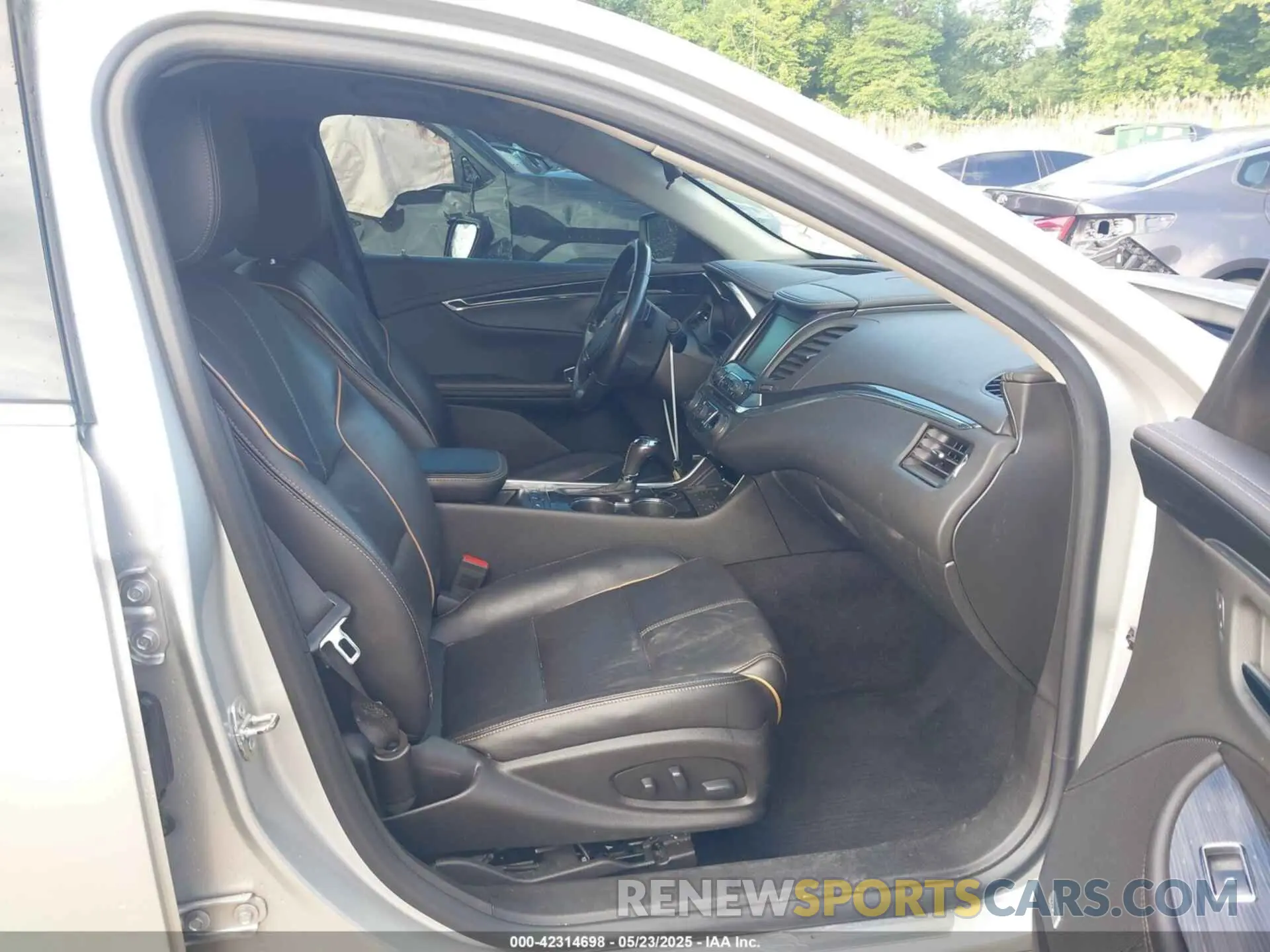 5 Photograph of a damaged car 2G1105S3XK9136680 CHEVROLET IMPALA 2019
