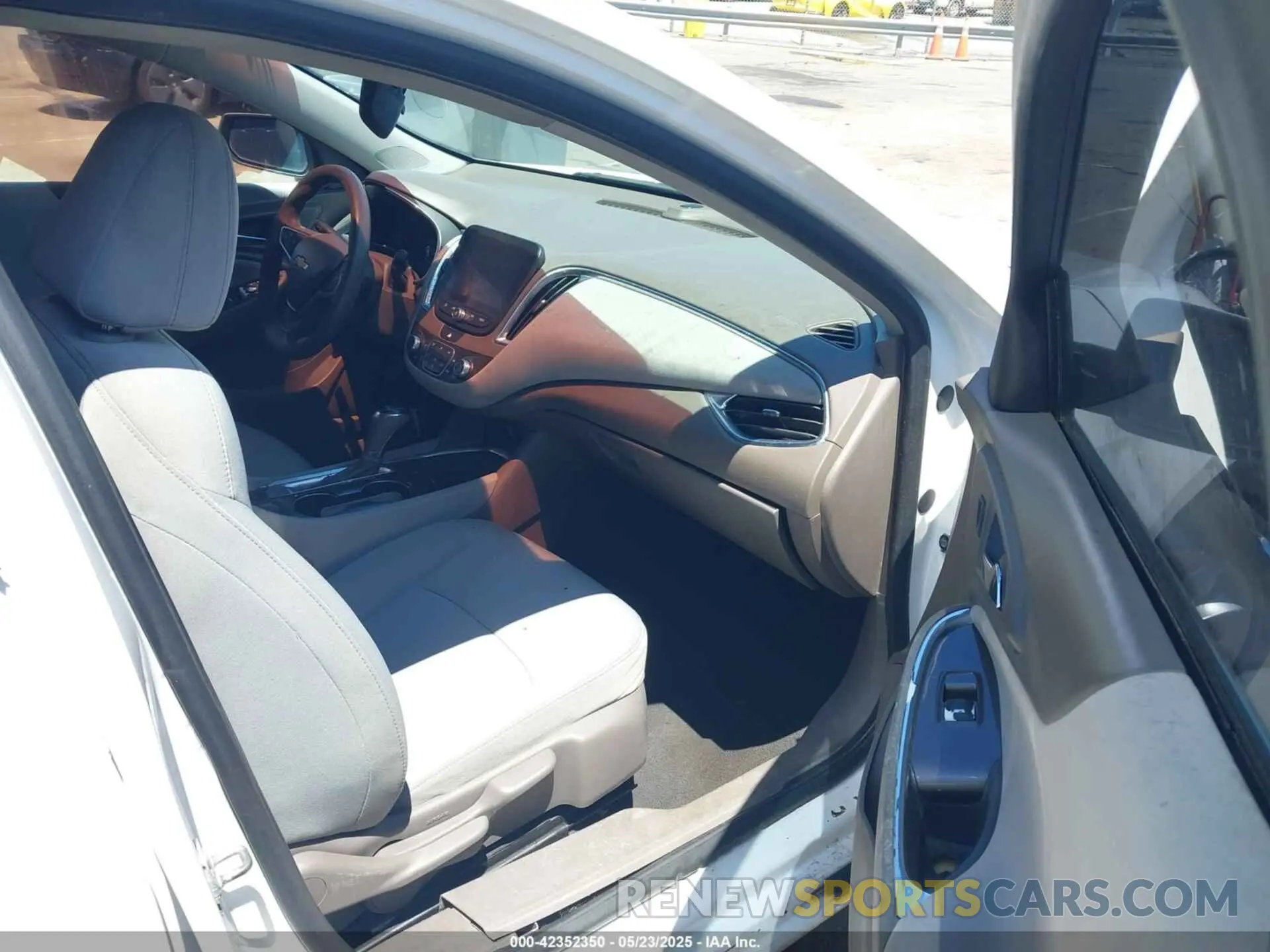 5 Photograph of a damaged car 1G1ZD5ST0KF104979 CHEVROLET MALIBU 2019