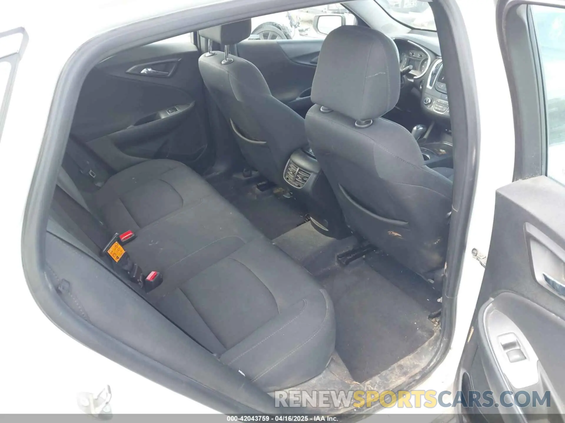 8 Photograph of a damaged car 1G1ZD5ST2KF167095 CHEVROLET MALIBU 2019