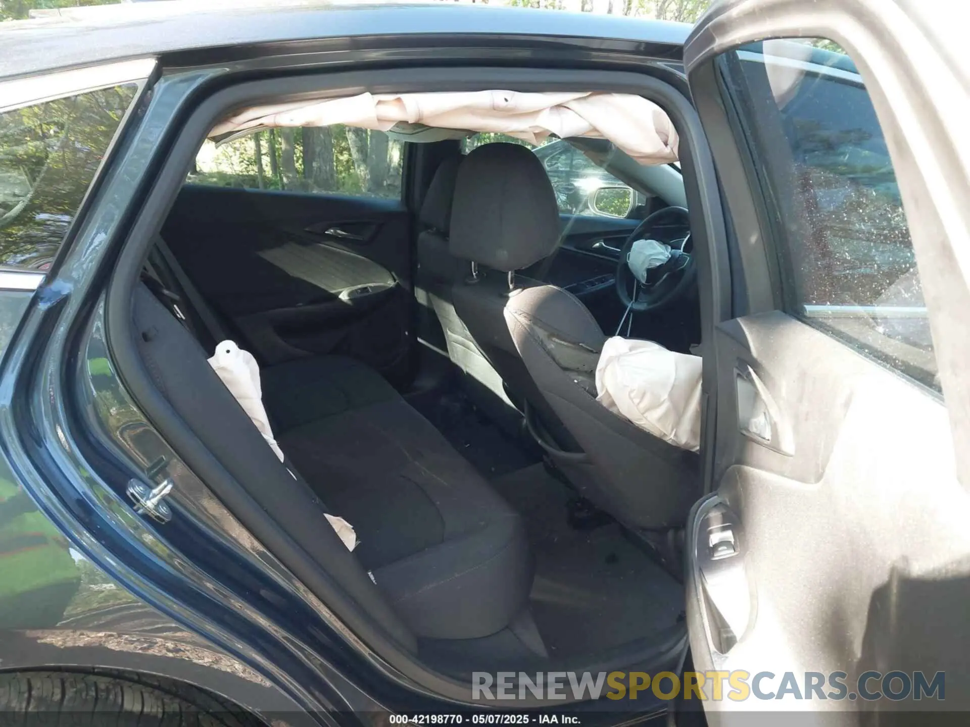 8 Photograph of a damaged car 1G1ZD5ST3KF192880 CHEVROLET MALIBU 2019