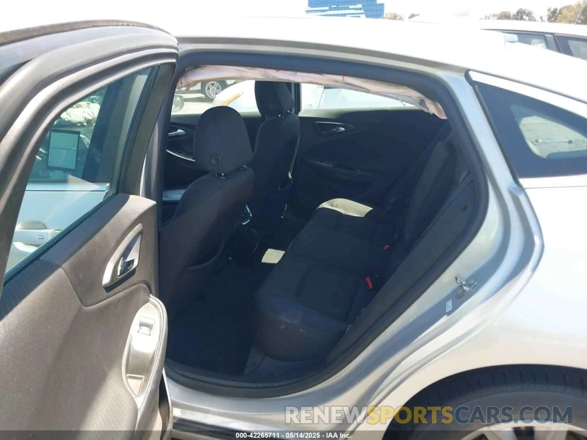 8 Photograph of a damaged car 1G1ZD5ST7KF112013 CHEVROLET MALIBU 2019