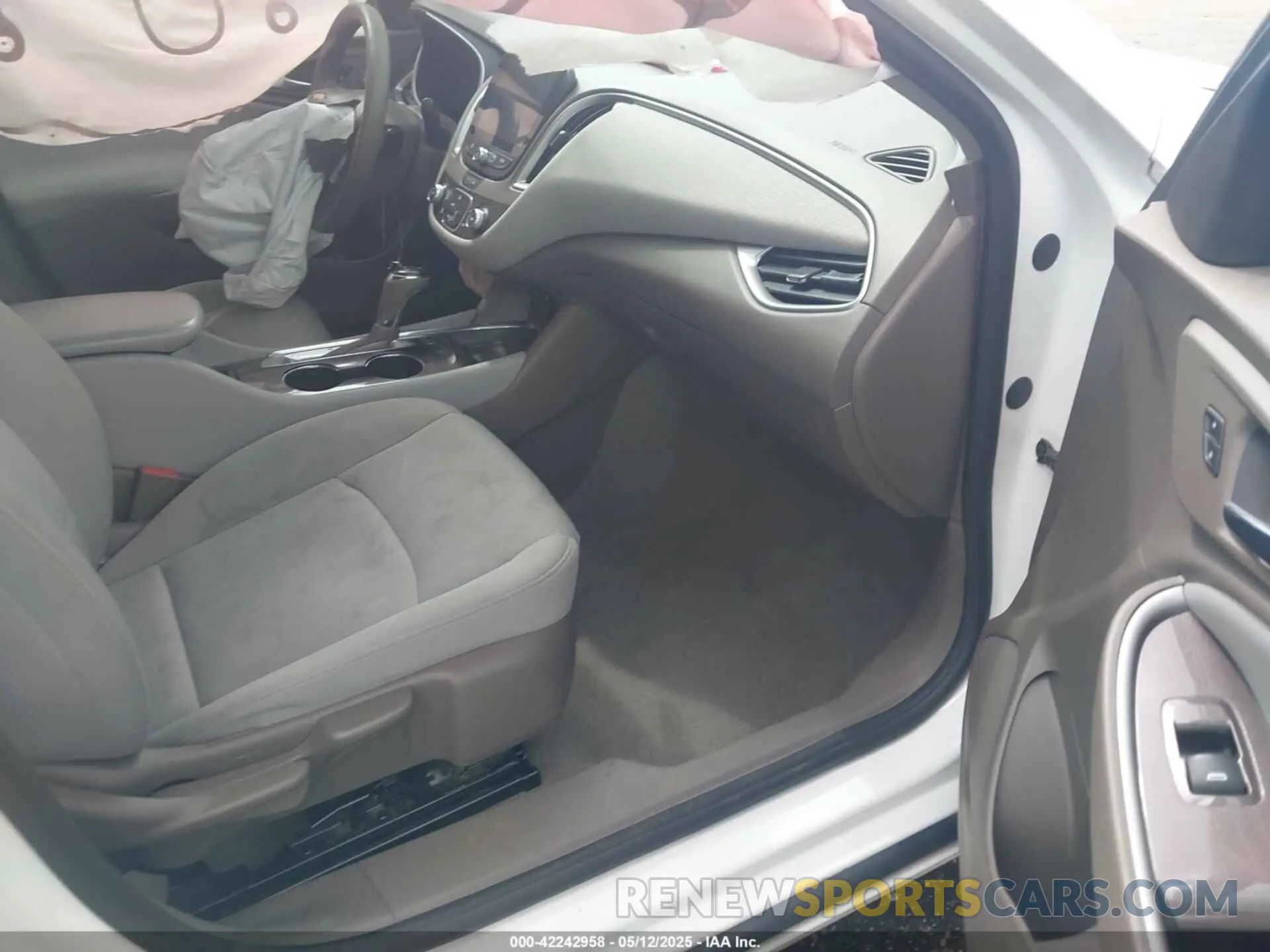 5 Photograph of a damaged car 1G1ZC5ST6LF158081 CHEVROLET MALIBU 2020