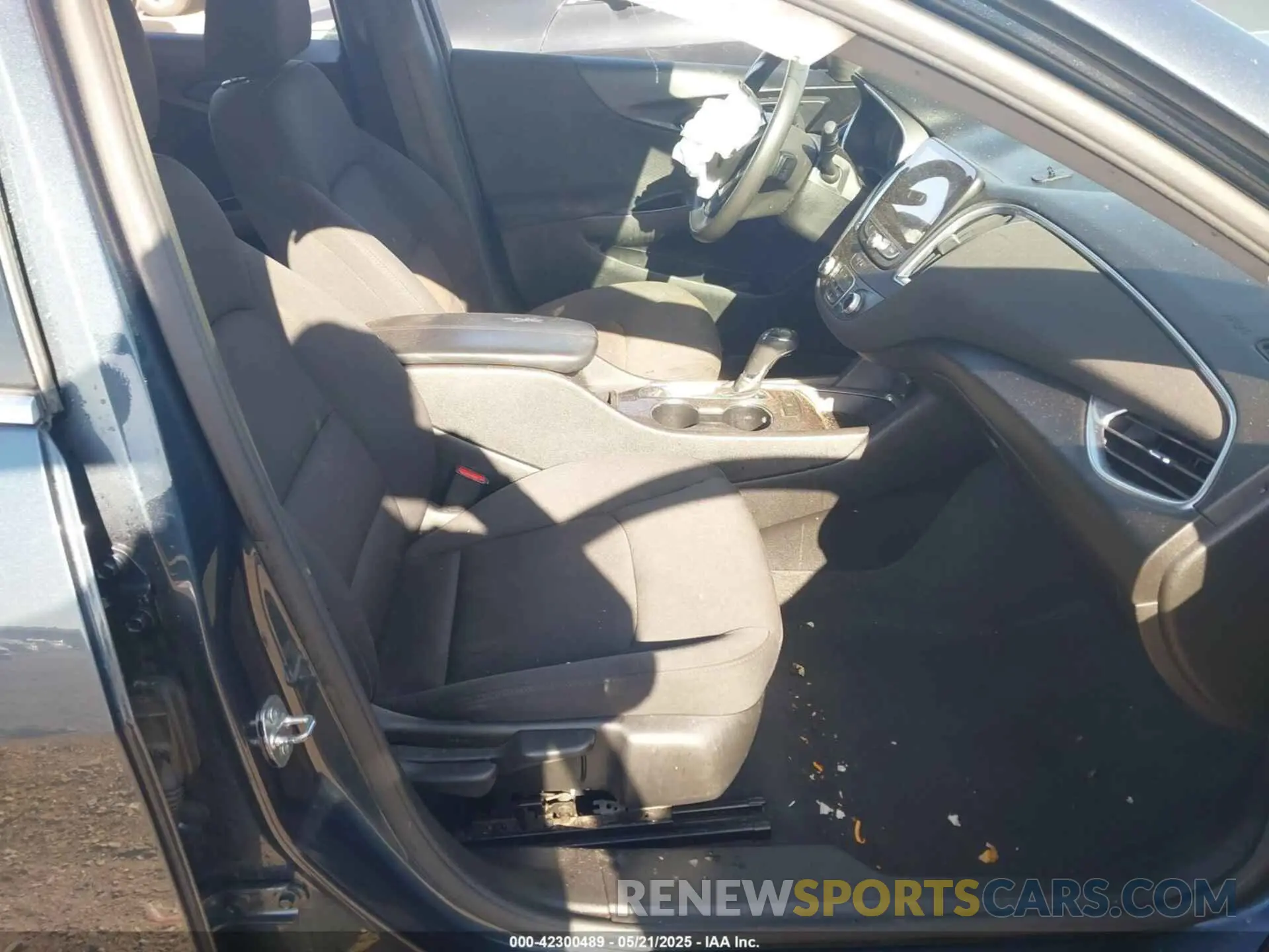 5 Photograph of a damaged car 1G1ZD5STXLF047420 CHEVROLET MALIBU 2020
