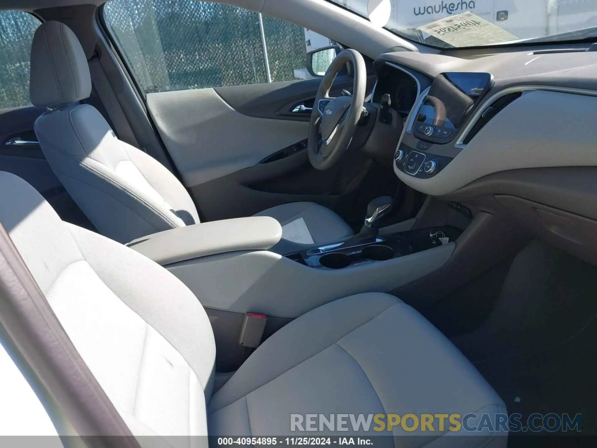 5 Photograph of a damaged car 1G1ZC5ST6NF165955 CHEVROLET MALIBU 2022