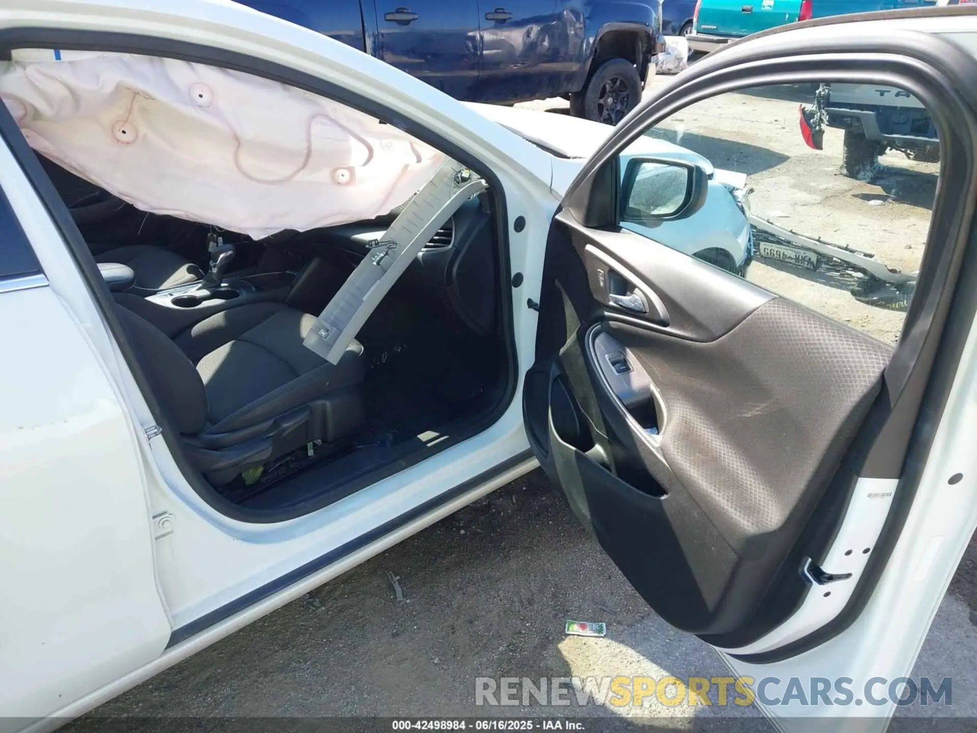 5 Photograph of a damaged car 1G1ZD5ST8NF133084 CHEVROLET MALIBU 2022