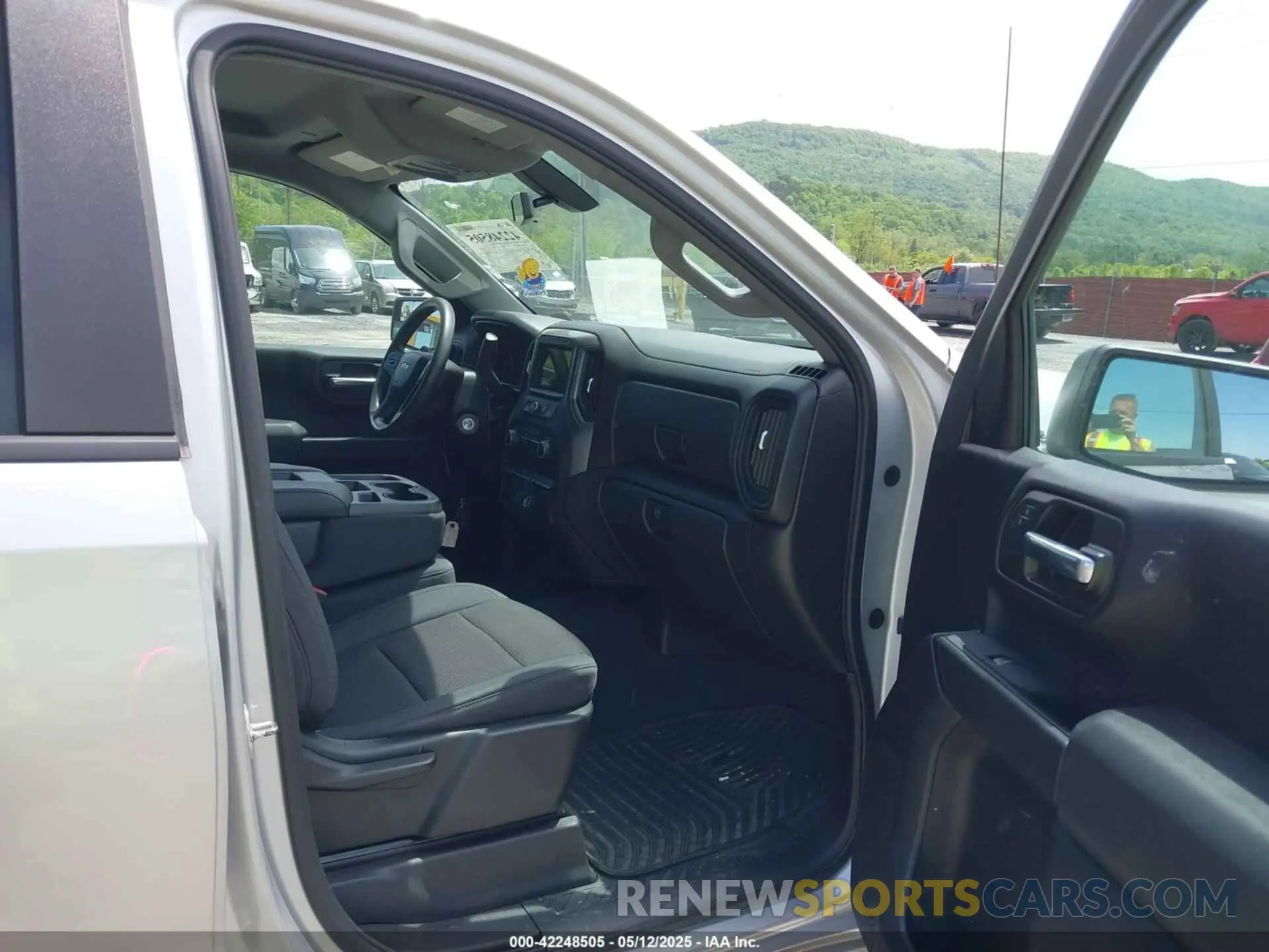 5 Photograph of a damaged car 1GCRYBEH3KZ266704 CHEVROLET SILVERADO 1500 2019