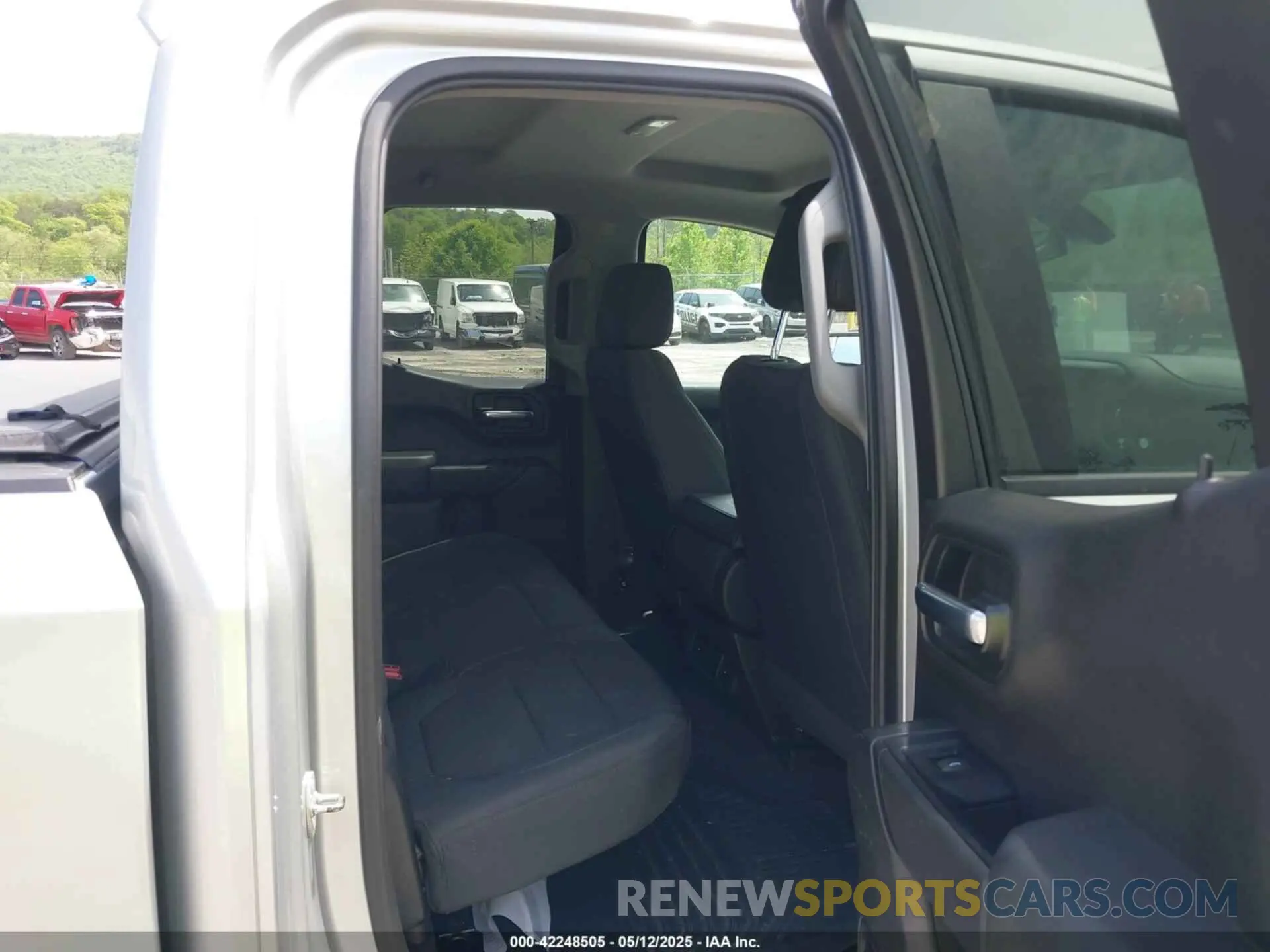 8 Photograph of a damaged car 1GCRYBEH3KZ266704 CHEVROLET SILVERADO 1500 2019