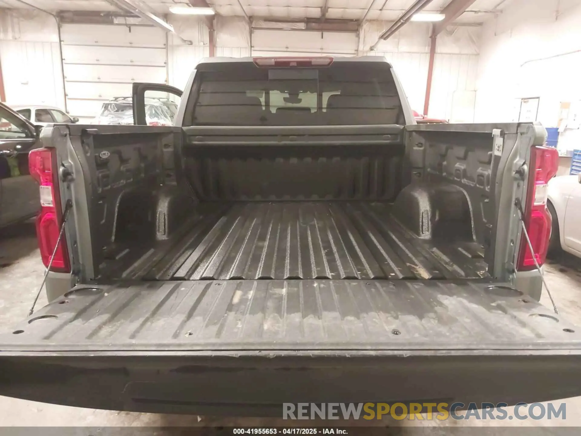 18 Photograph of a damaged car 1GCUYGED2KZ334639 CHEVROLET SILVERADO 1500 2019