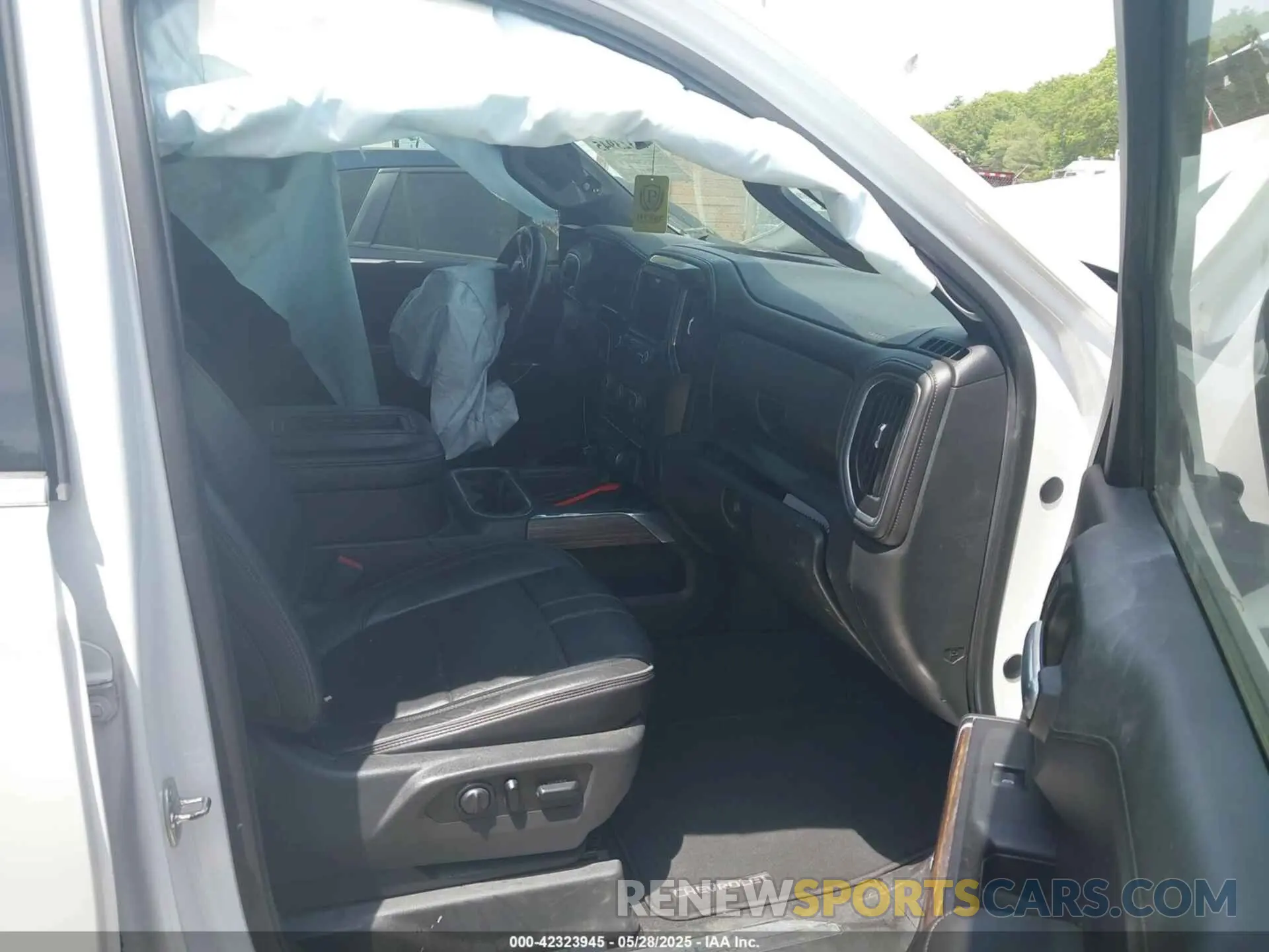 5 Photograph of a damaged car 1GCUYHED0KZ264399 CHEVROLET SILVERADO 1500 2019