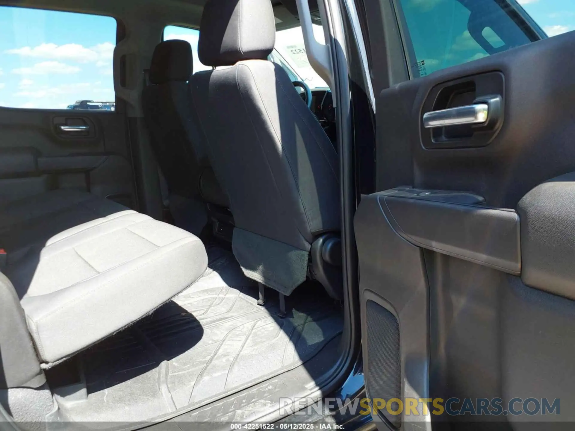 8 Photograph of a damaged car 3GCPYCEF7KG110838 CHEVROLET SILVERADO 1500 2019
