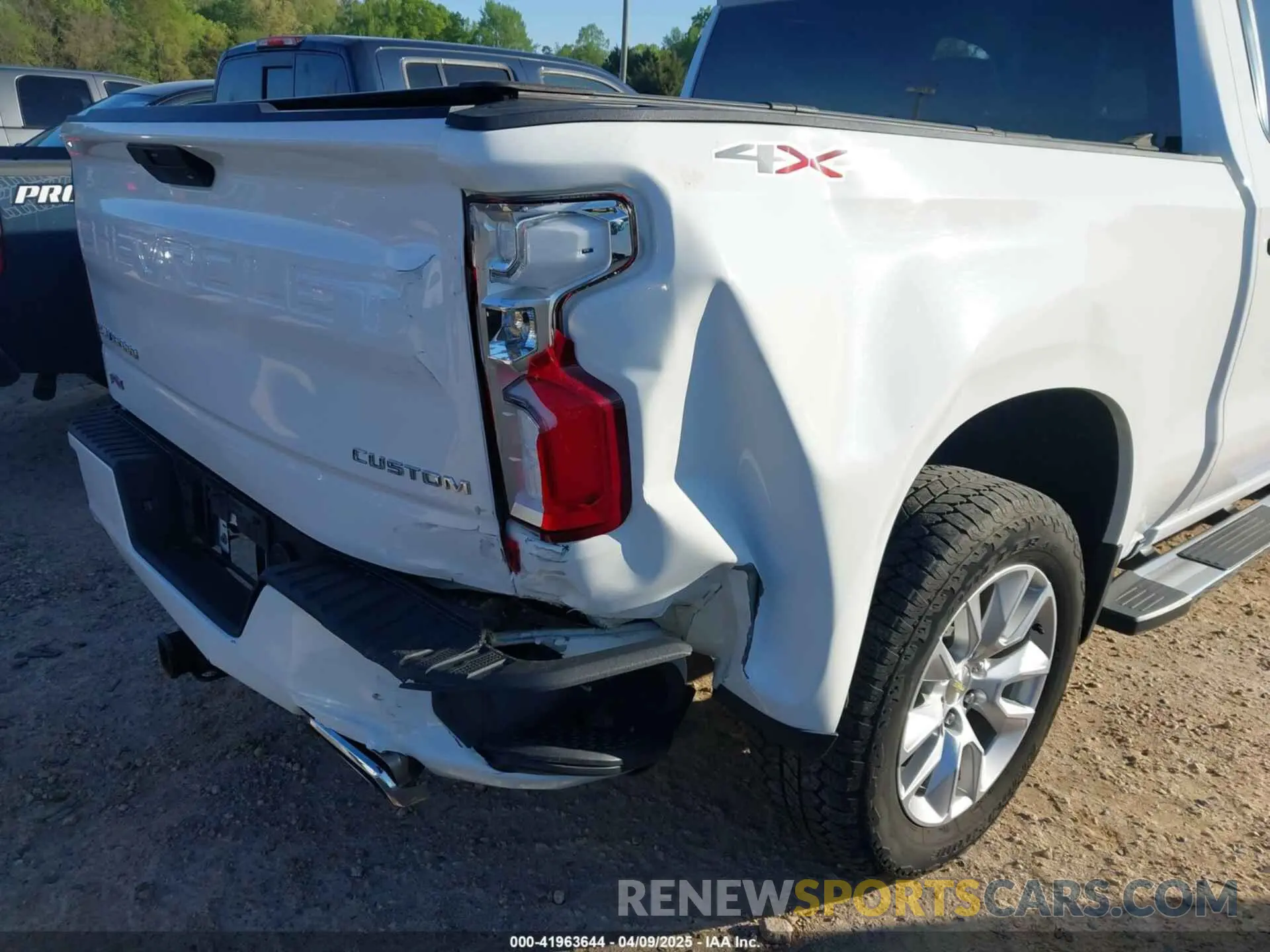 17 Photograph of a damaged car 3GCUYBEF3KG701004 CHEVROLET SILVERADO 1500 2019