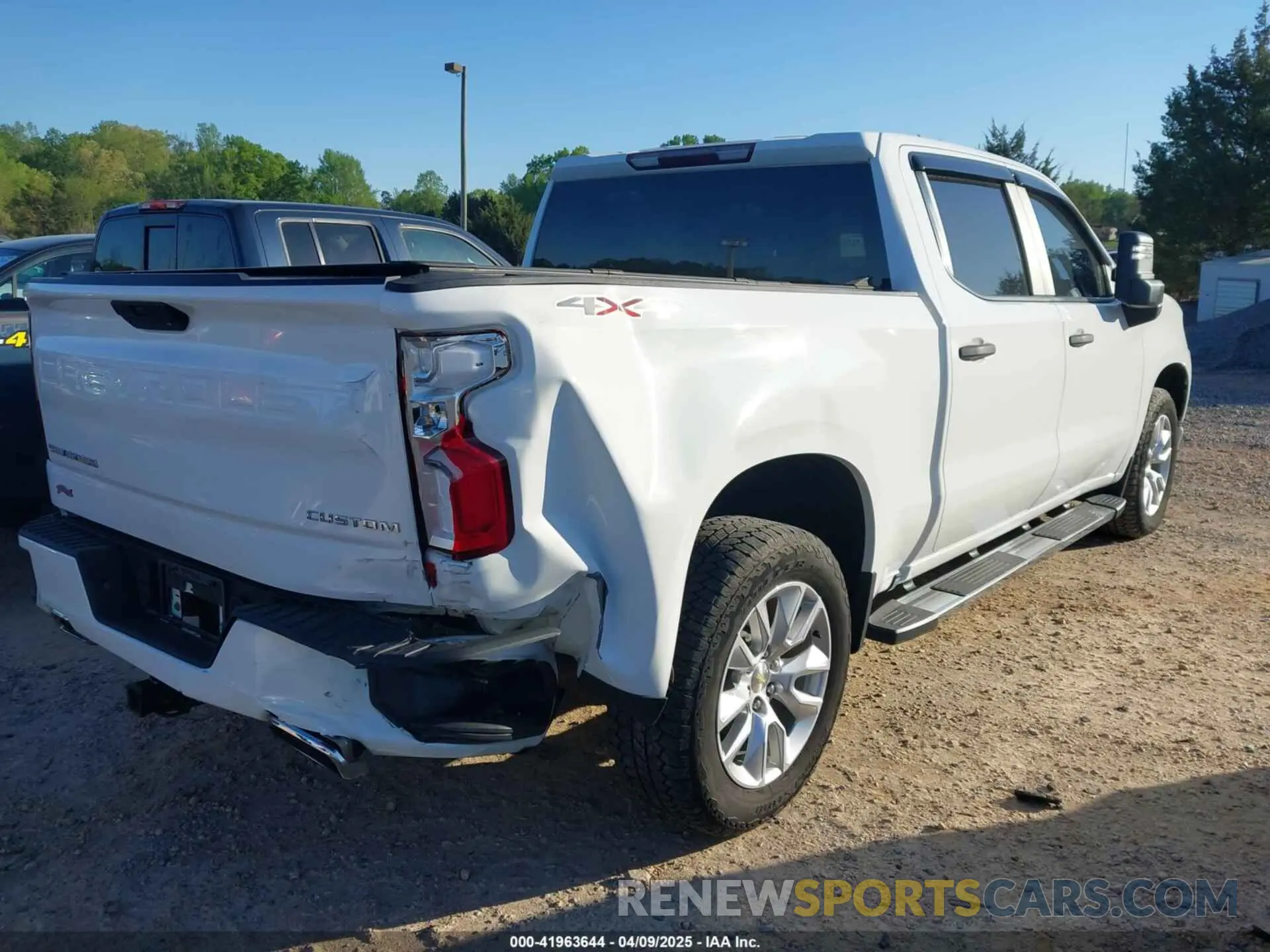 4 Photograph of a damaged car 3GCUYBEF3KG701004 CHEVROLET SILVERADO 1500 2019