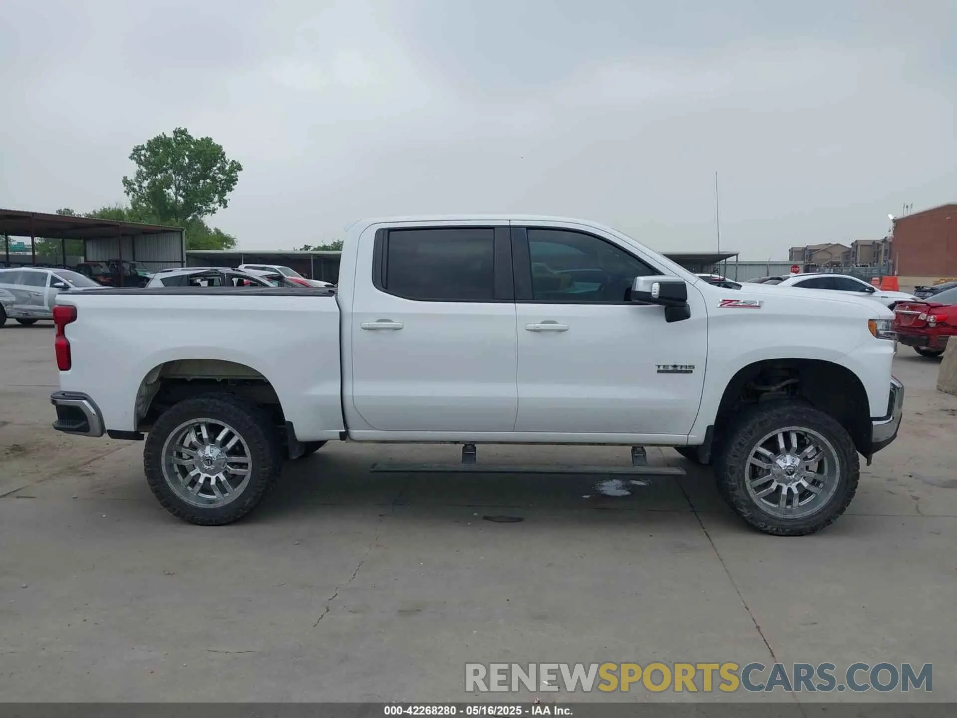 13 Photograph of a damaged car 3GCUYDED1KG200302 CHEVROLET SILVERADO 1500 2019