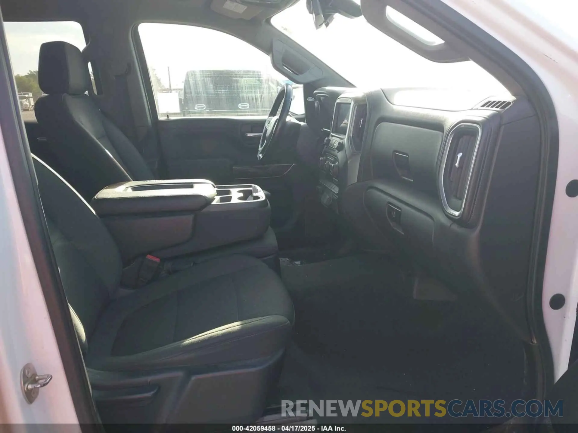5 Photograph of a damaged car 3GCUYDED5KG111414 CHEVROLET SILVERADO 1500 2019