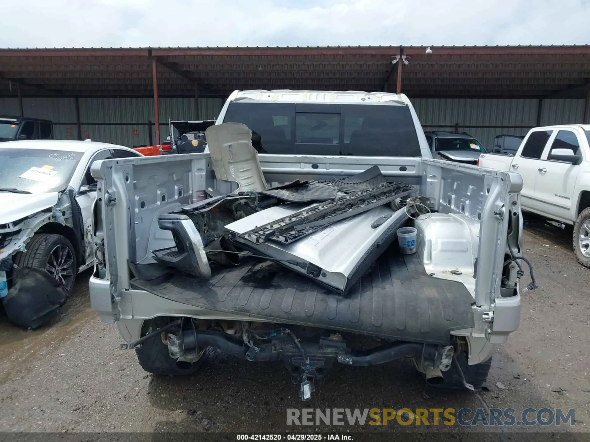 17 Photograph of a damaged car 3GCUYDED8KG155861 CHEVROLET SILVERADO 1500 2019