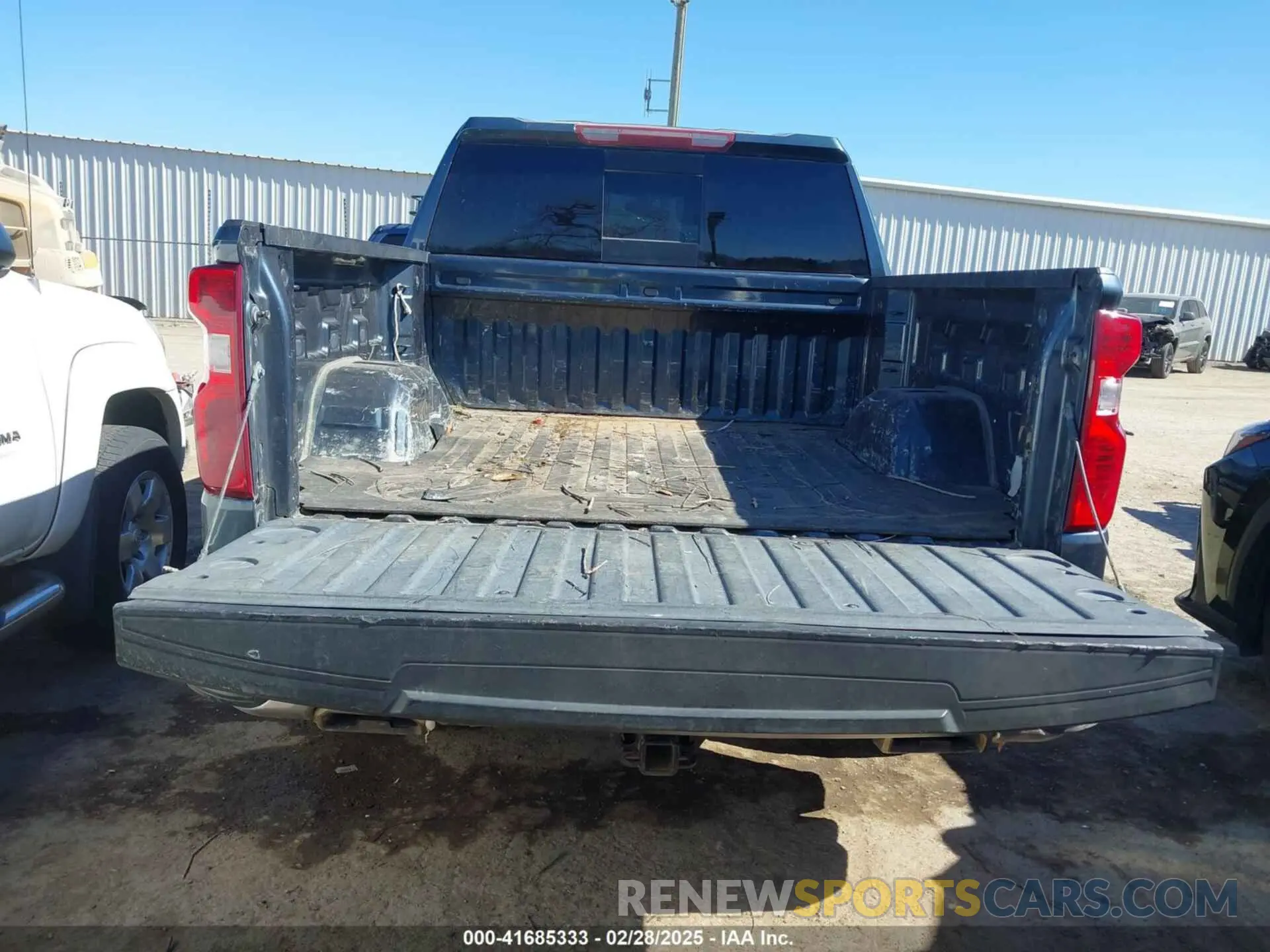 17 Photograph of a damaged car 3GCUYDED8KG263719 CHEVROLET SILVERADO 1500 2019