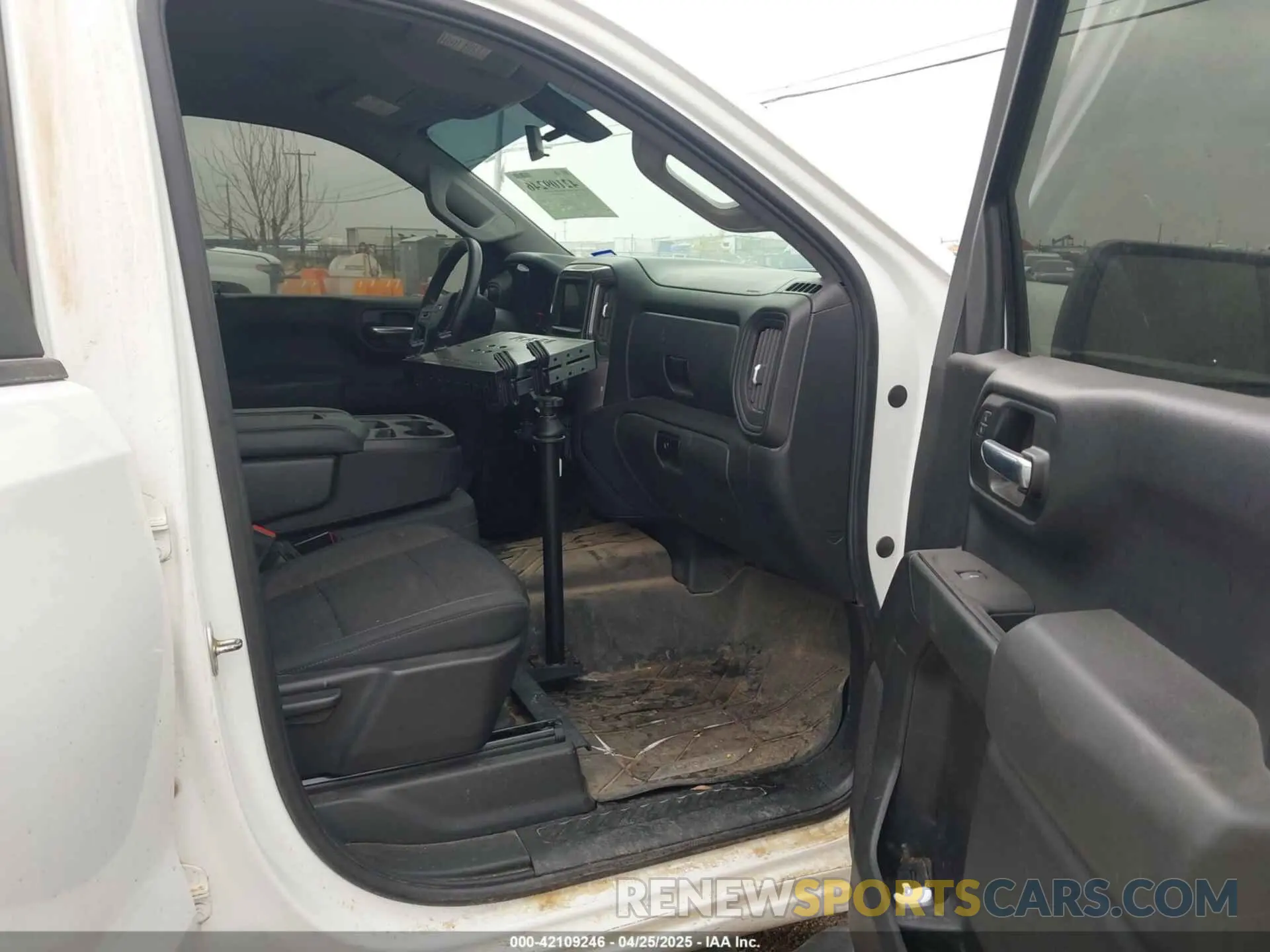 5 Photograph of a damaged car 1GCRYAEF5LZ167912 CHEVROLET SILVERADO 1500 2020