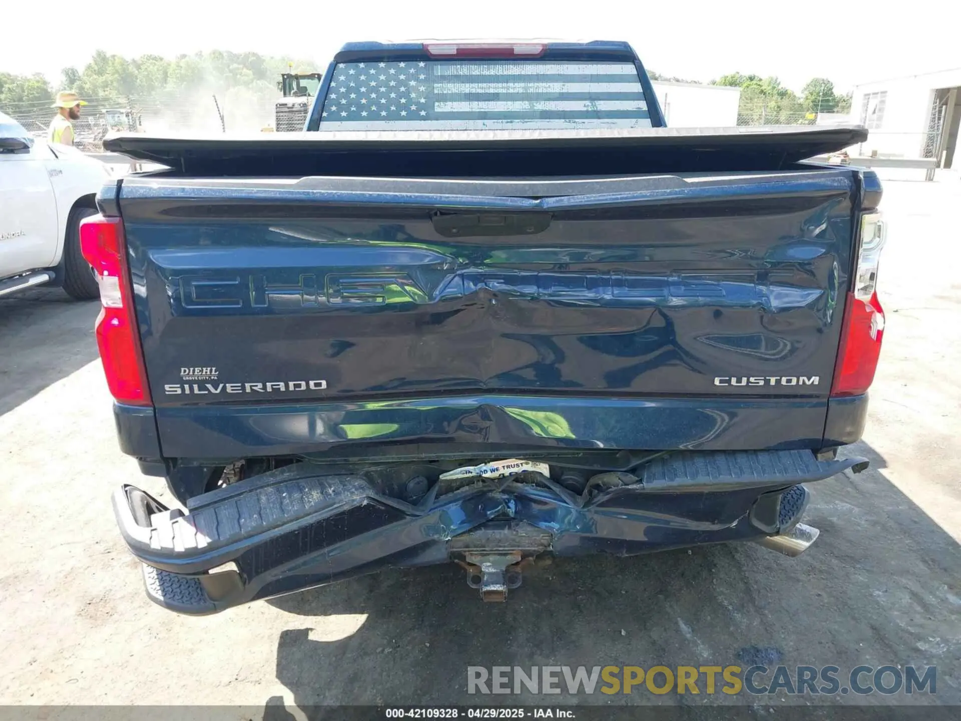 18 Photograph of a damaged car 1GCRYBEH0LZ337679 CHEVROLET SILVERADO 1500 2020