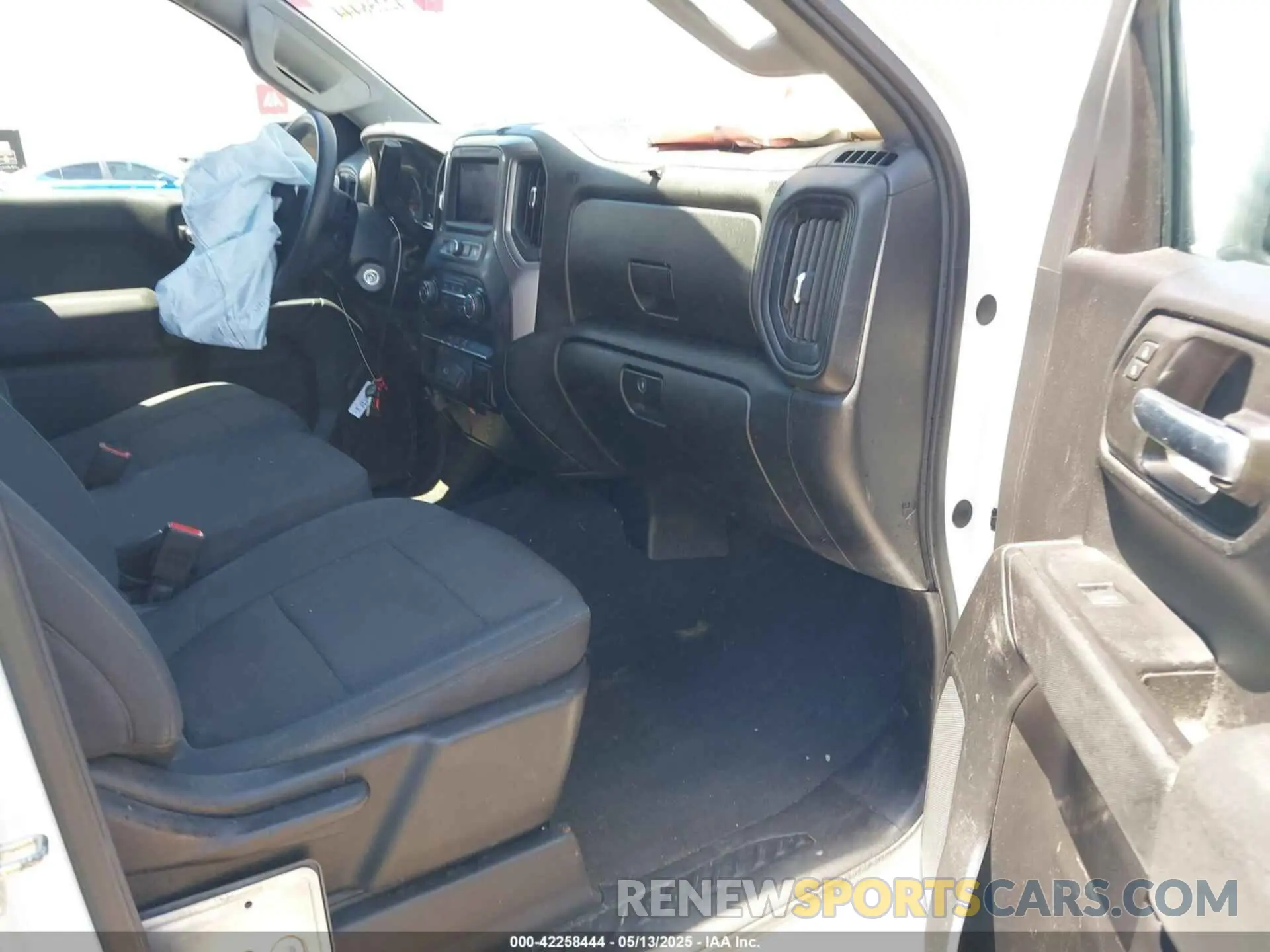5 Photograph of a damaged car 1GCUYBEF1LZ124152 CHEVROLET SILVERADO 1500 2020