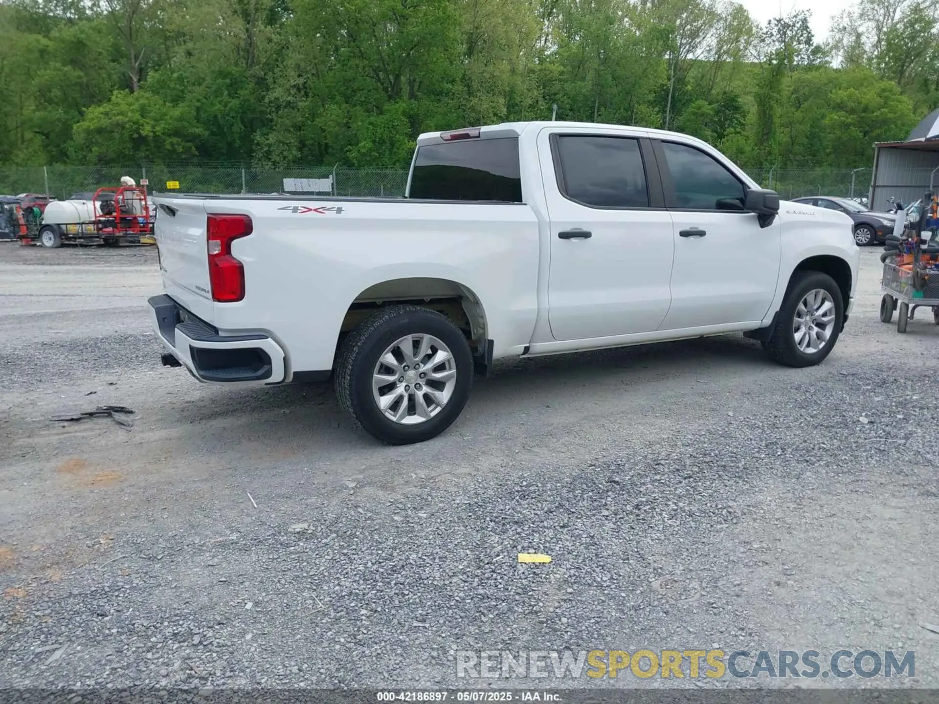 4 Photograph of a damaged car 1GCUYBEF8LZ251450 CHEVROLET SILVERADO 1500 2020
