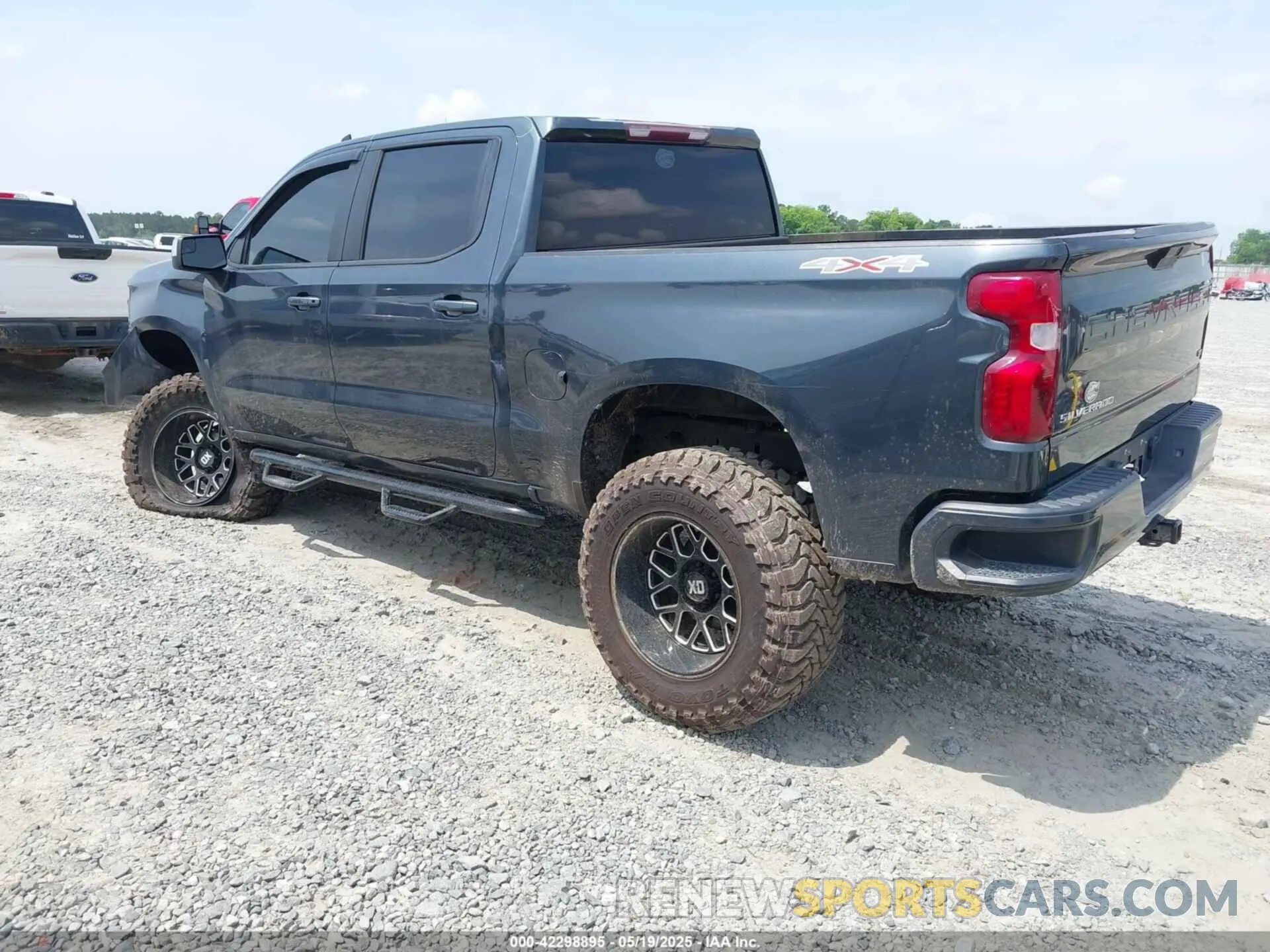 3 Photograph of a damaged car 1GCUYDED5LZ226029 CHEVROLET SILVERADO 1500 2020