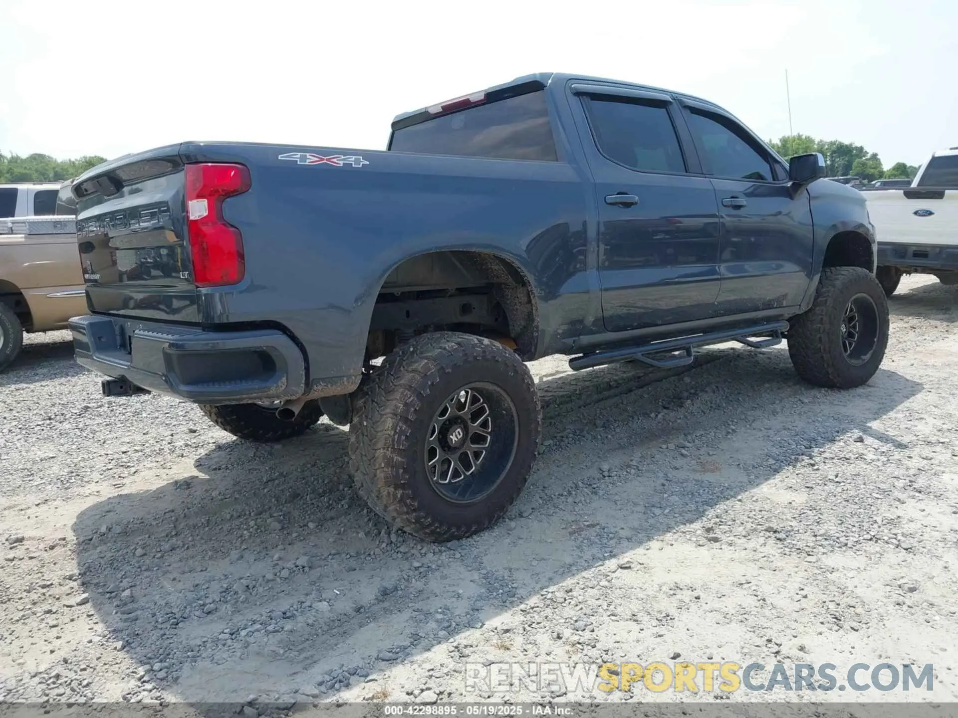 4 Photograph of a damaged car 1GCUYDED5LZ226029 CHEVROLET SILVERADO 1500 2020