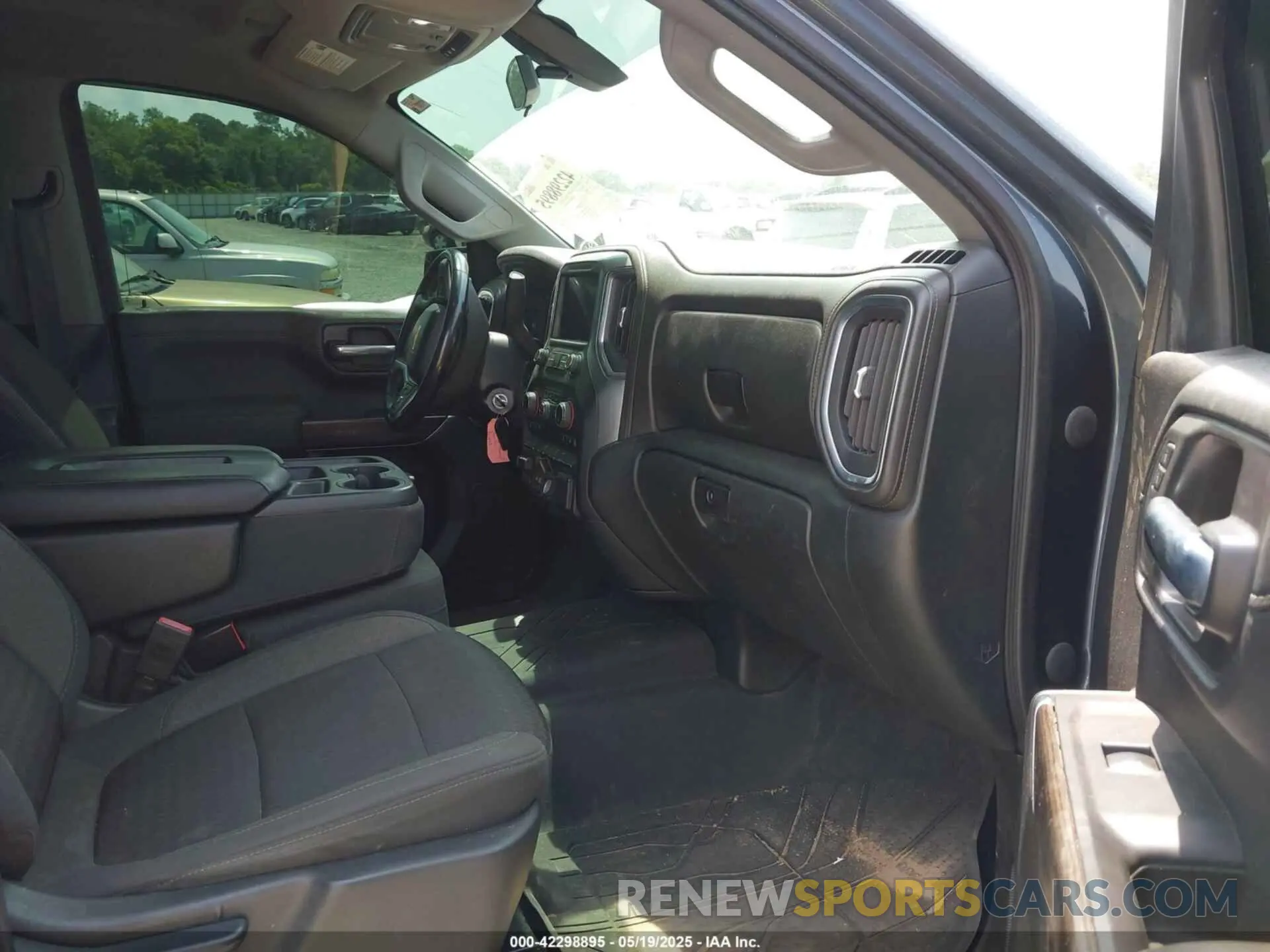 5 Photograph of a damaged car 1GCUYDED5LZ226029 CHEVROLET SILVERADO 1500 2020
