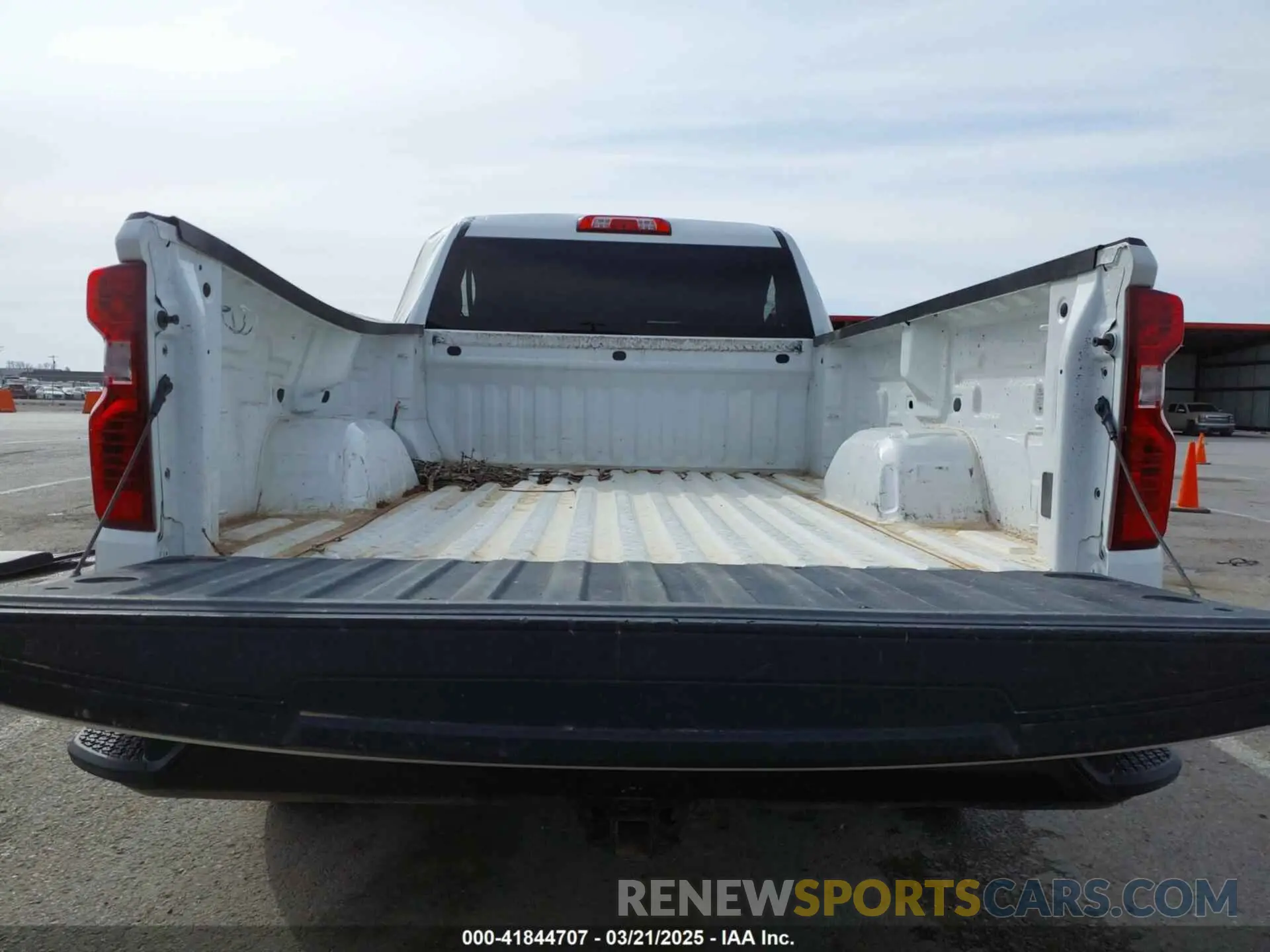 8 Photograph of a damaged car 3GCNYAEF4LG321833 CHEVROLET SILVERADO 1500 2020